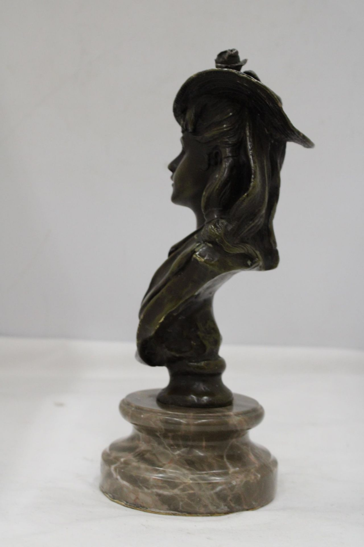 A BRONZE ART NOUVEAU BUST OF A LADY ON A MARBLE PLINTH, HEIGHT 26CM - Image 5 of 5