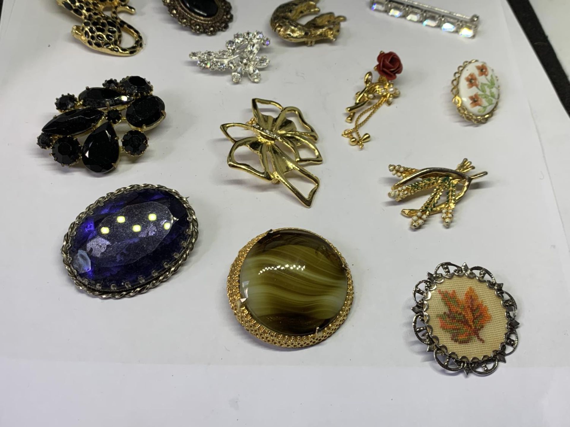 VARIOUS BROOCHES - Image 4 of 4