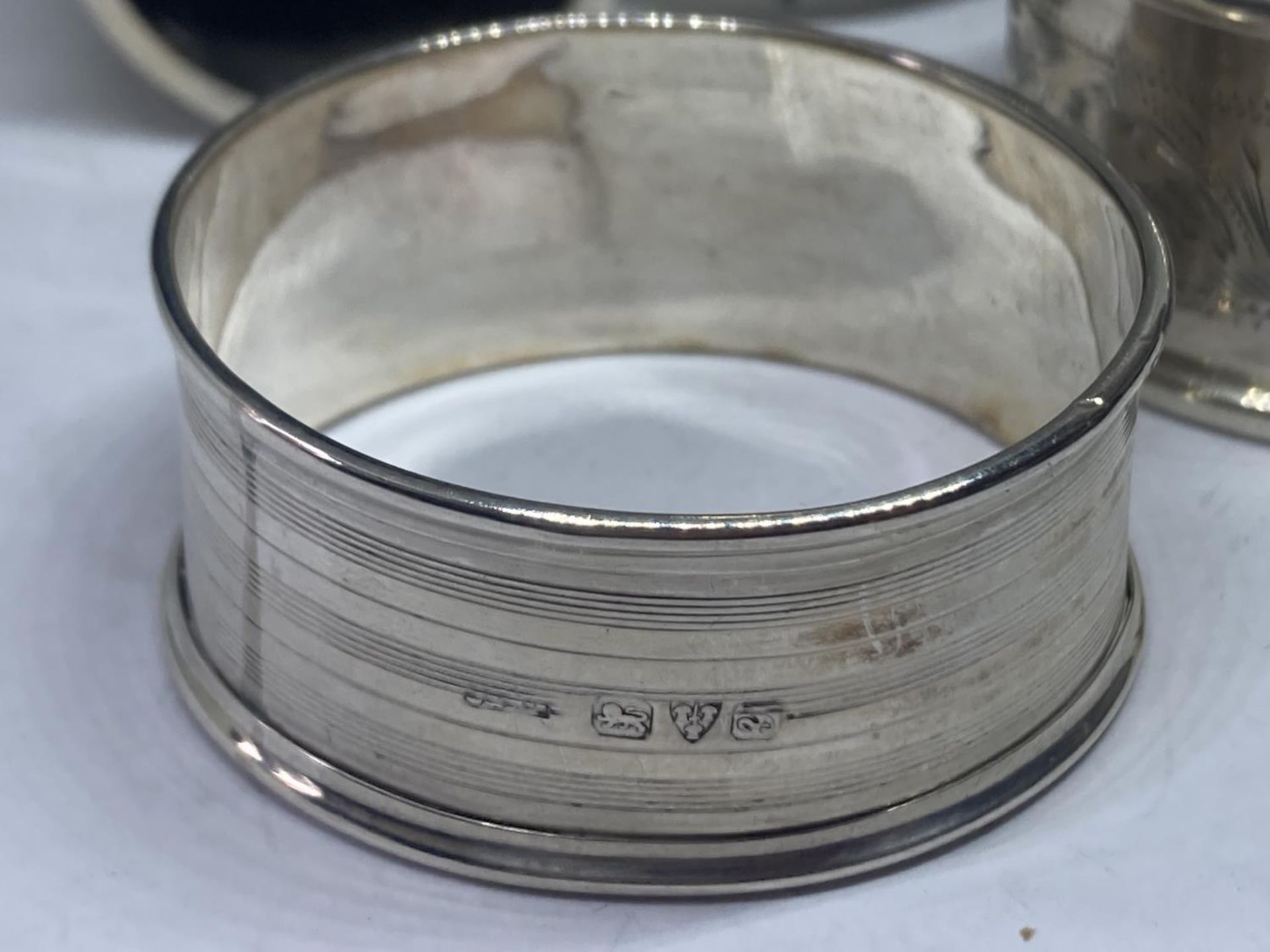 FOUR HALLMARKED SILVER ITEMS TO INCLUDE THREE BIRMINGHAM AND ONE CHESTER COMPRISING OF A GLASS SCENT - Bild 6 aus 6