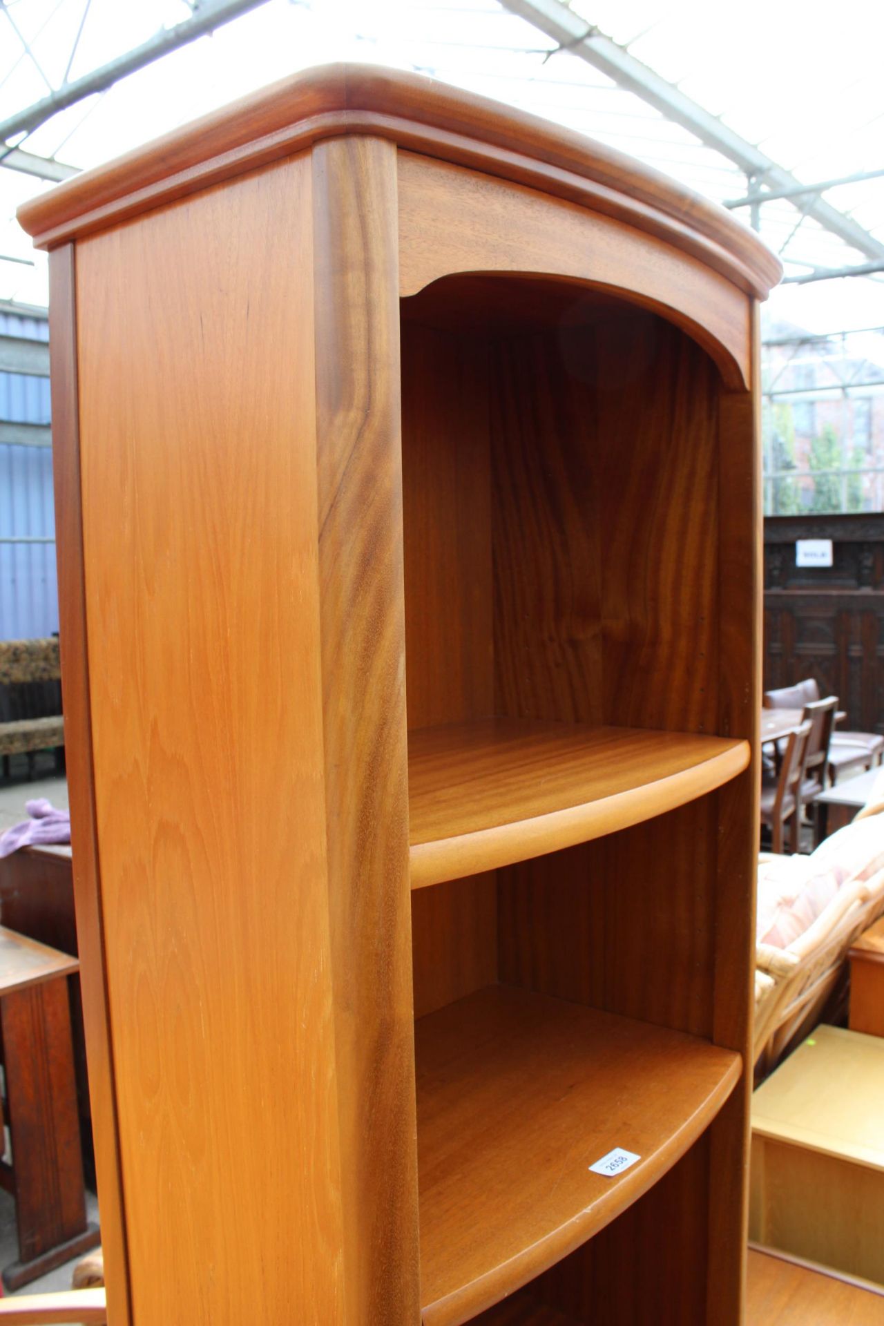 A RETRO HARDWOOD OPEN TIER OPEN BOOKCASE, 21.5" WIDE - Bild 2 aus 3