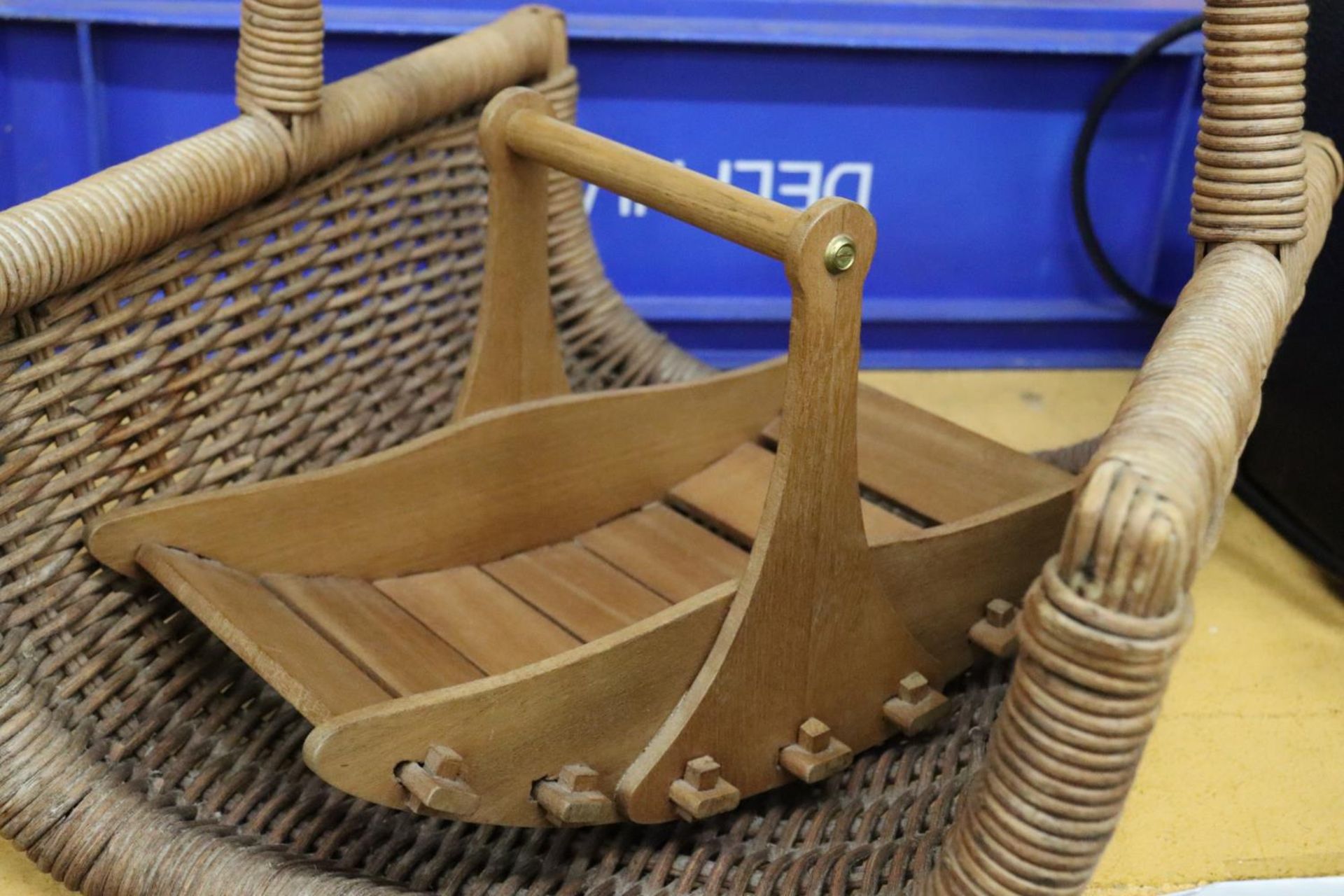 A LARGE BASKET TRUG AND A SMALLER WOODEN ONE - Image 3 of 5