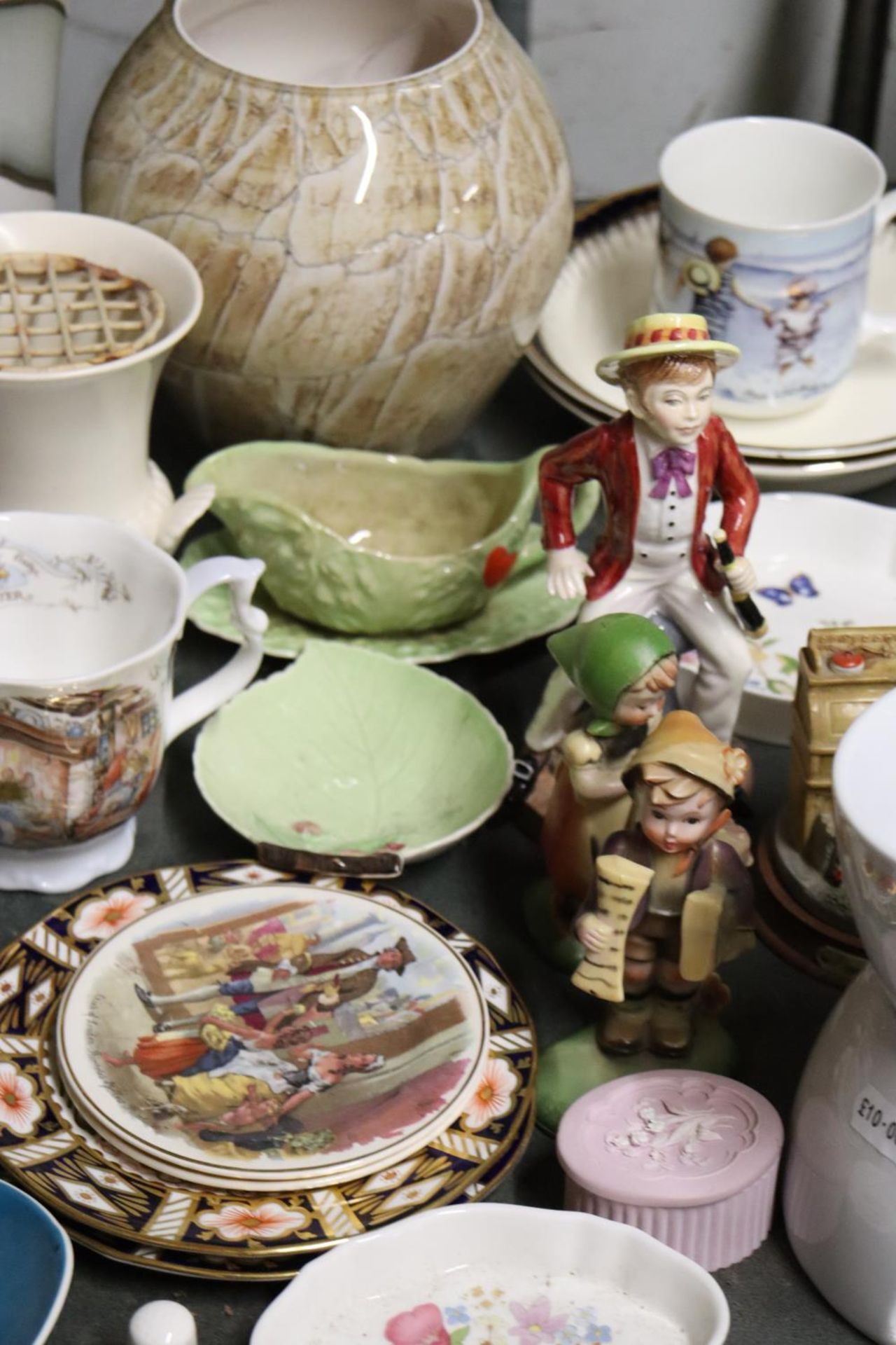 A COLLECTION OF CERAMICS TO INCLUDE FIGURINES, PLATES, VASES ETC - Image 6 of 6