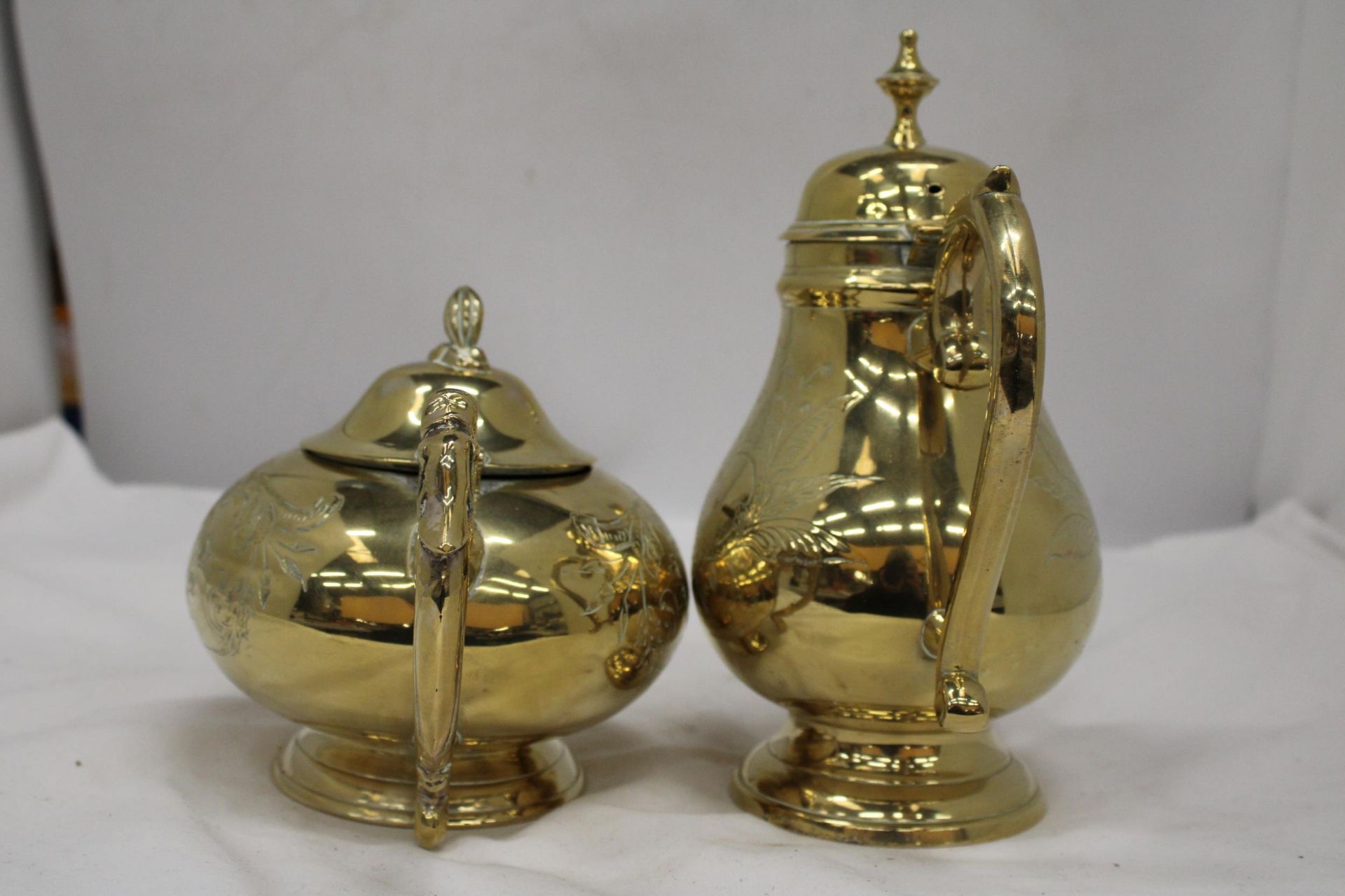 A SILVER PLATED TEA POT AND COFFEE POT - Image 4 of 6