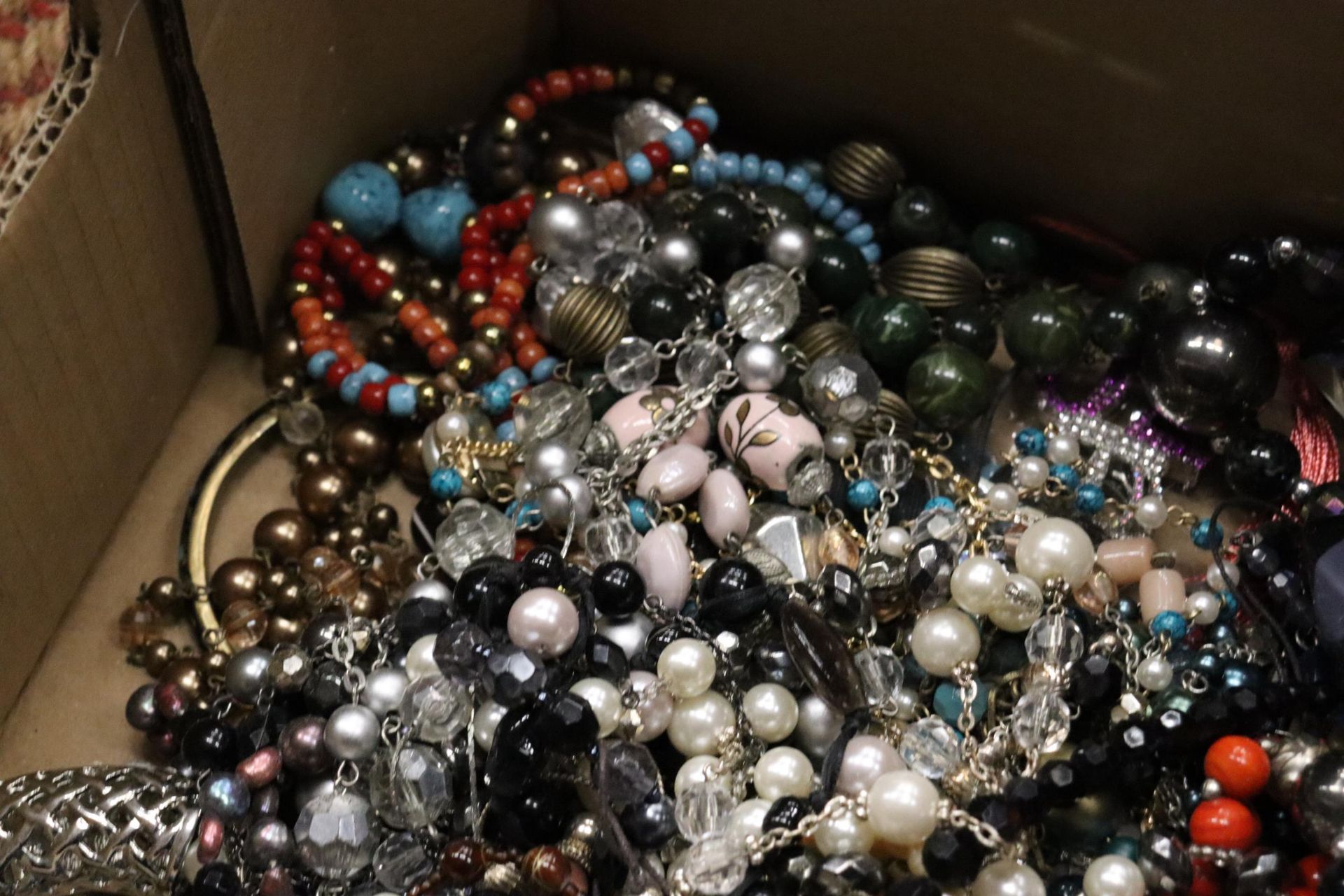 A LARGE QUANTITY OF COSTUME JEWELLERY, NECKLACES, BANGLES, ETC - Bild 2 aus 6