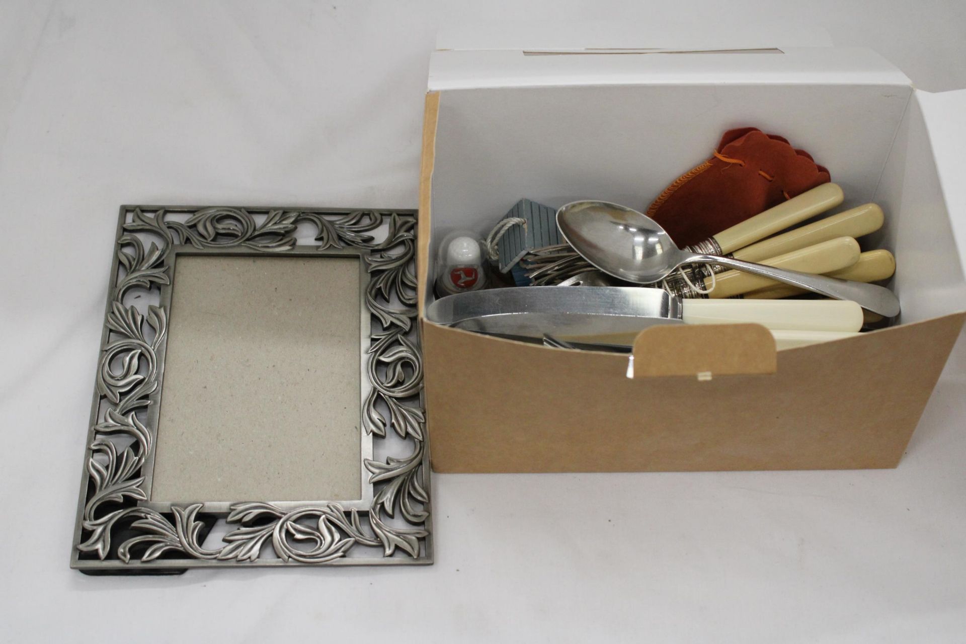 A MIXED LOT TO INCLUDE FLATWARE, PHOTO FRAMES,ETC