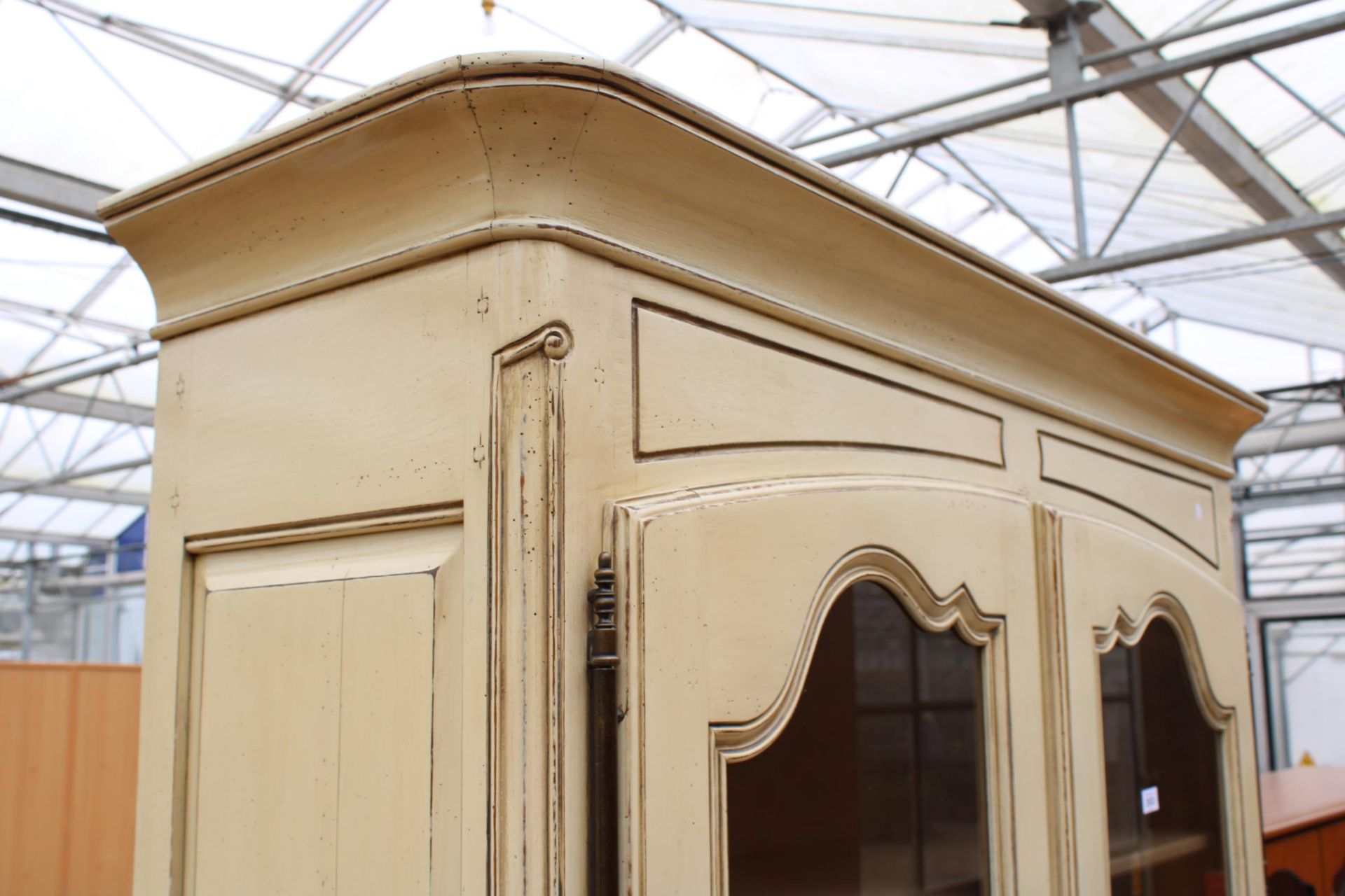 A MOEDERN WHITE PAINTED CONTINENTAL STYLE TWO DOOR GLAZED CABINET WITH TWO DRAWERS TO BASE 52" WIDE - Image 2 of 5