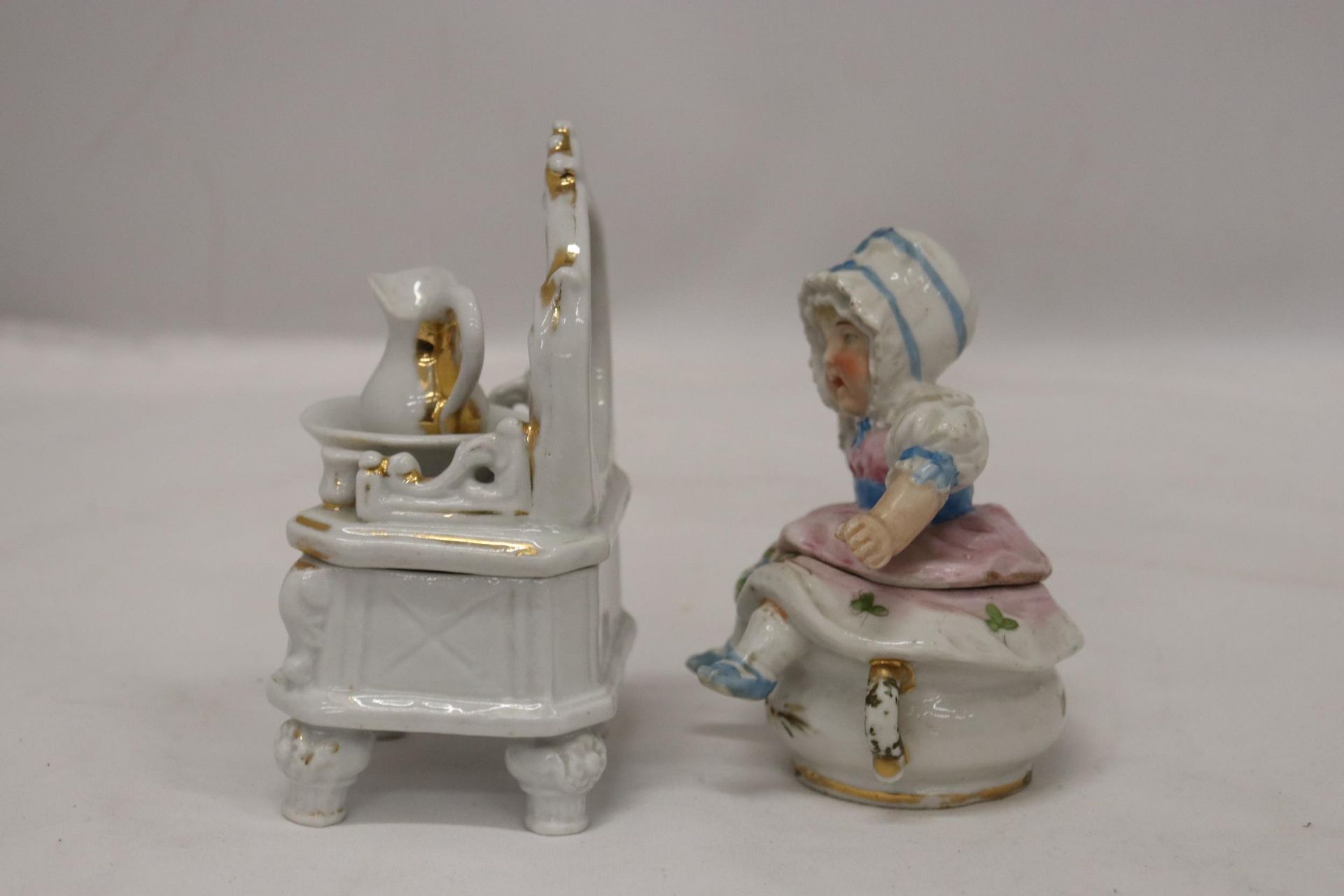 TWO ORIGINAL GERMAN CONTA AND BOHME TRINKET BOX FAIRINGS TO INCLUDE A DRESSING TABLE WITH WASH JUG - Bild 5 aus 6