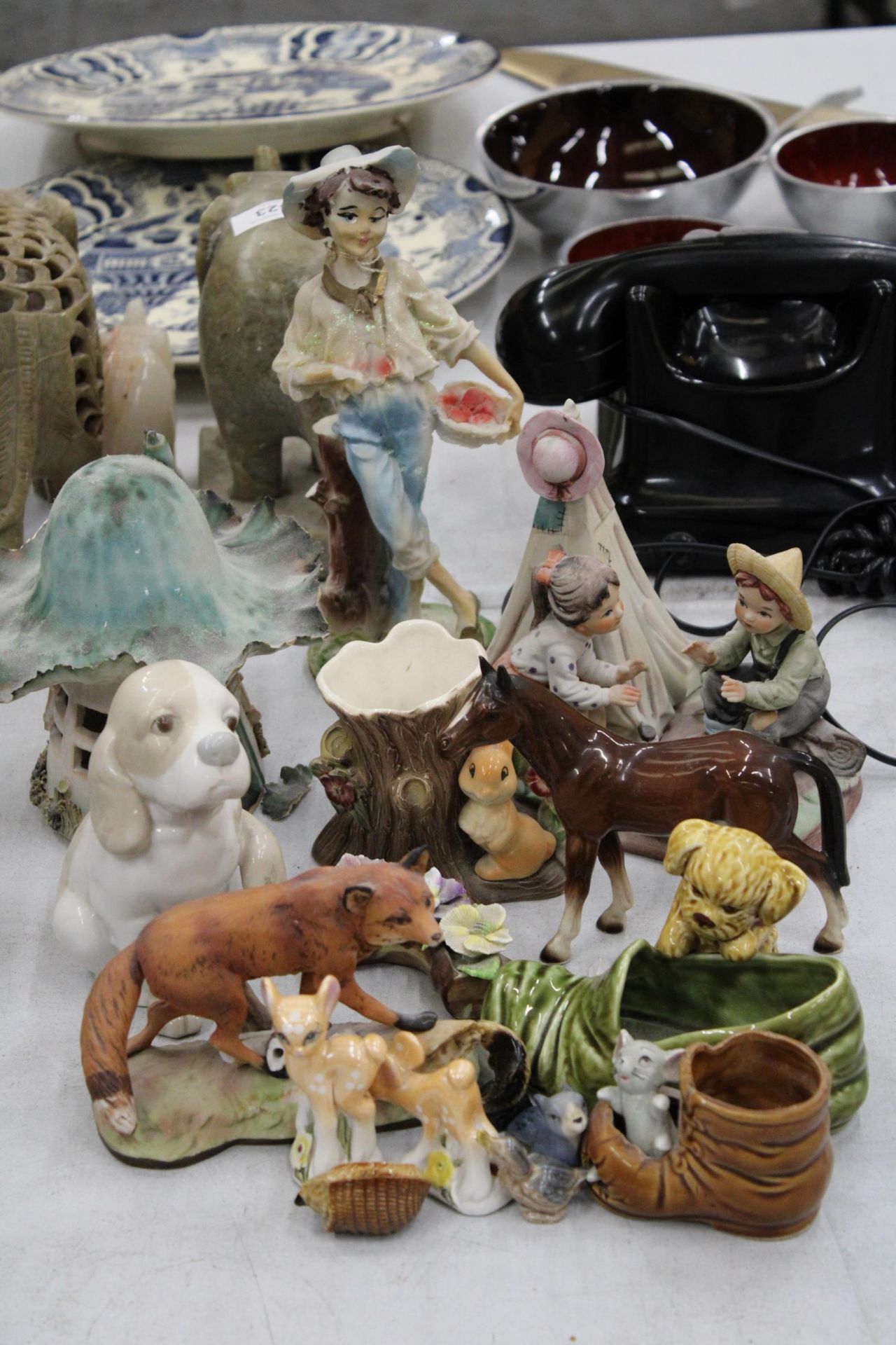 A COLLECTION OF CERAMIC ANIMALS AND FIGURES TO INCLUDE A SYLVAC DOG WITH SLIPPER, CONTINENTAL