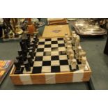 A COMPLETE MARBLE AND STONE CHESS SET WITH CARVED PIECES