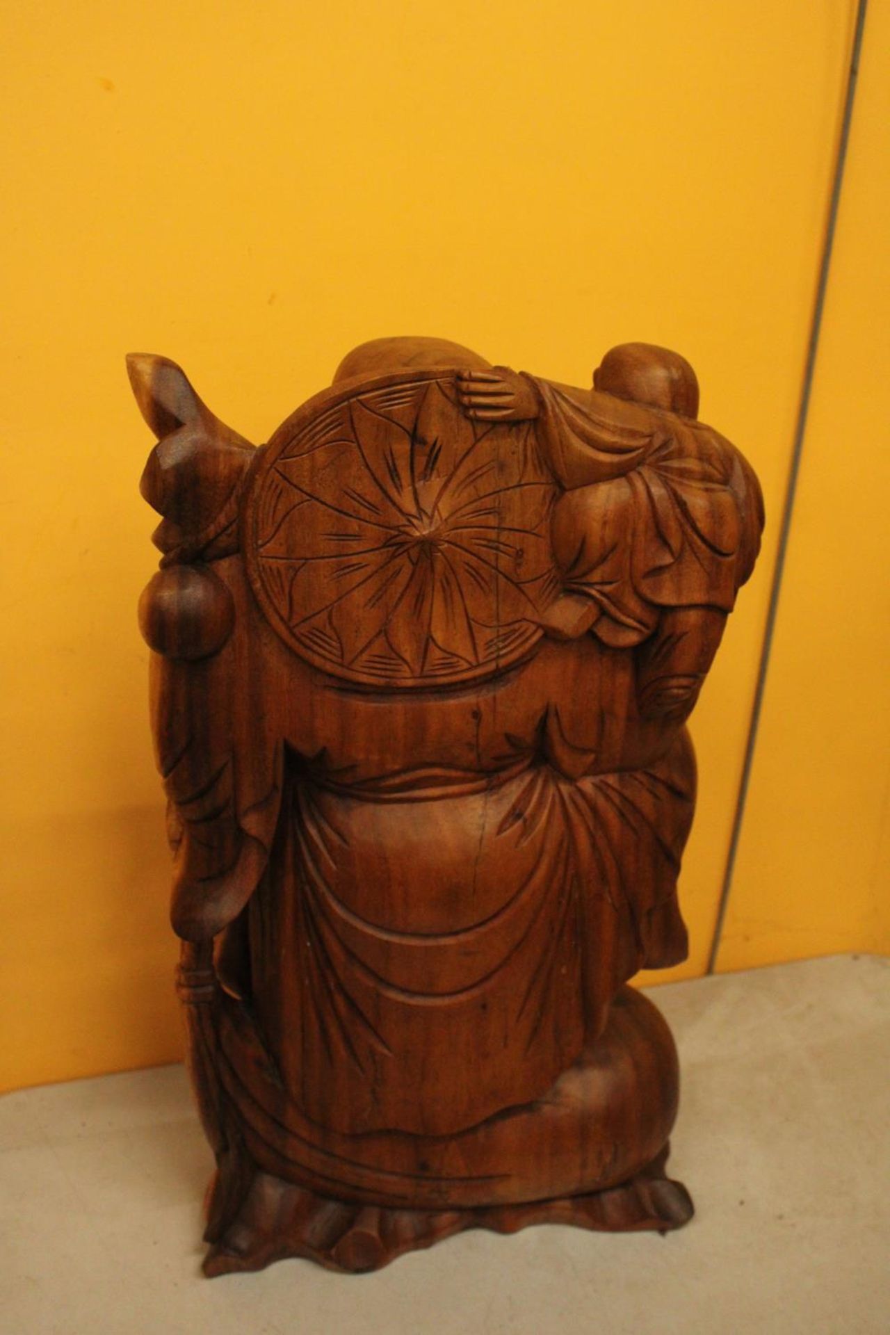 A CARVED WOODEN LAUGHING BUDDAH FIGURE 20" TALL - Image 5 of 6