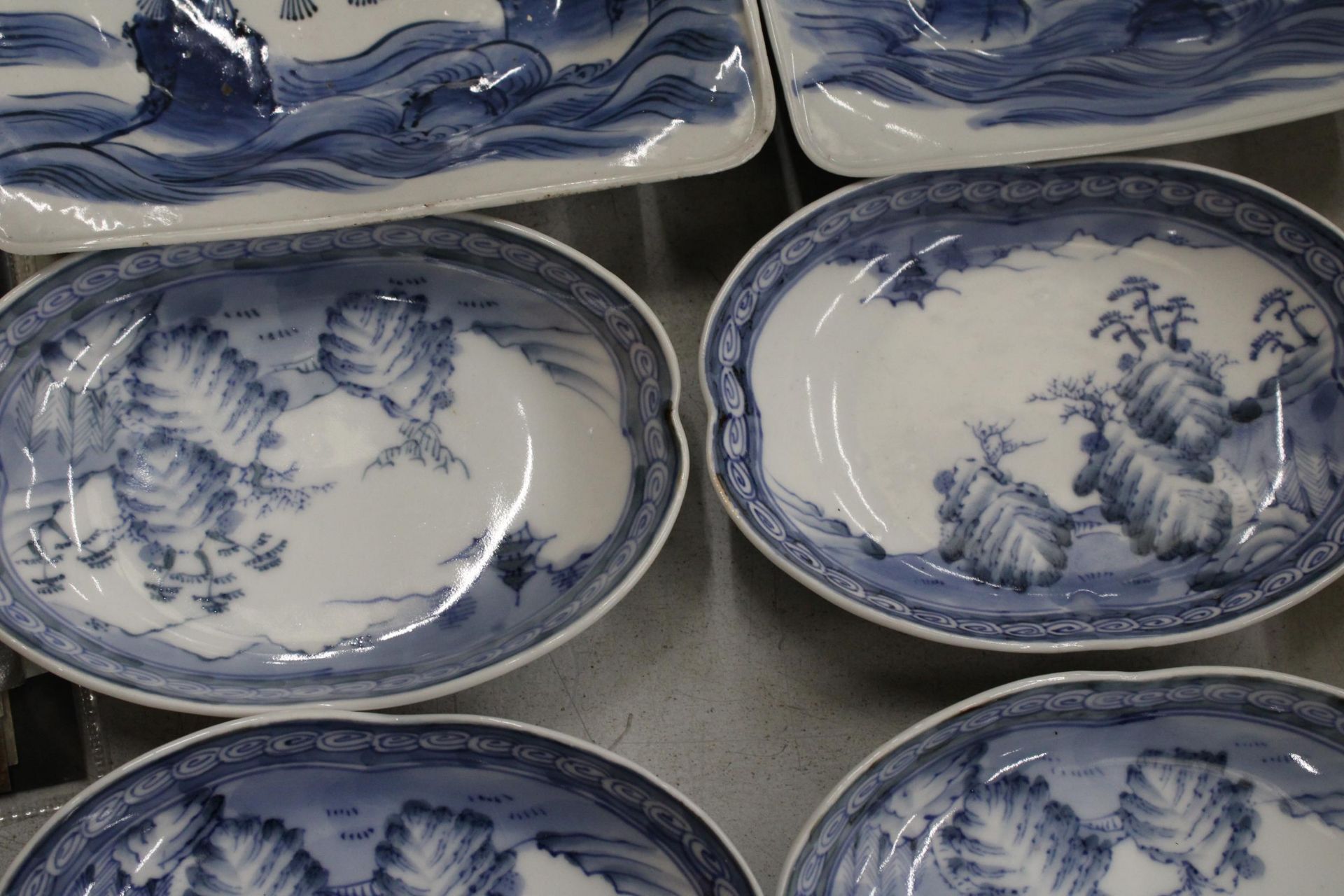 SIX ORIENTAL BLUE AND WHITE PLATES/BOWLS - Image 3 of 6