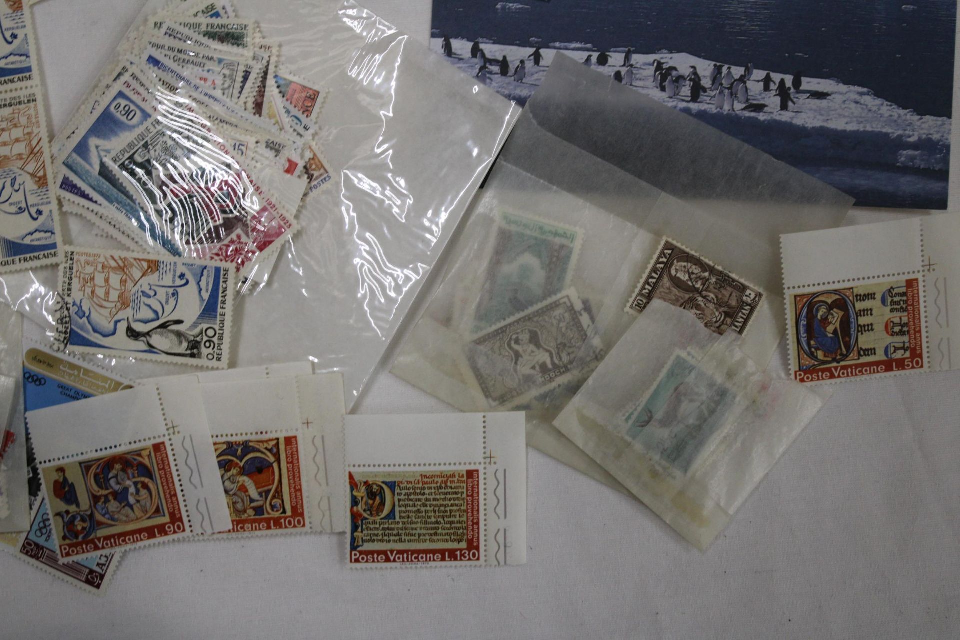 A QUANTITY OF STAMPS IN PACKETS FROM AROUND THE WORLD - Image 3 of 5