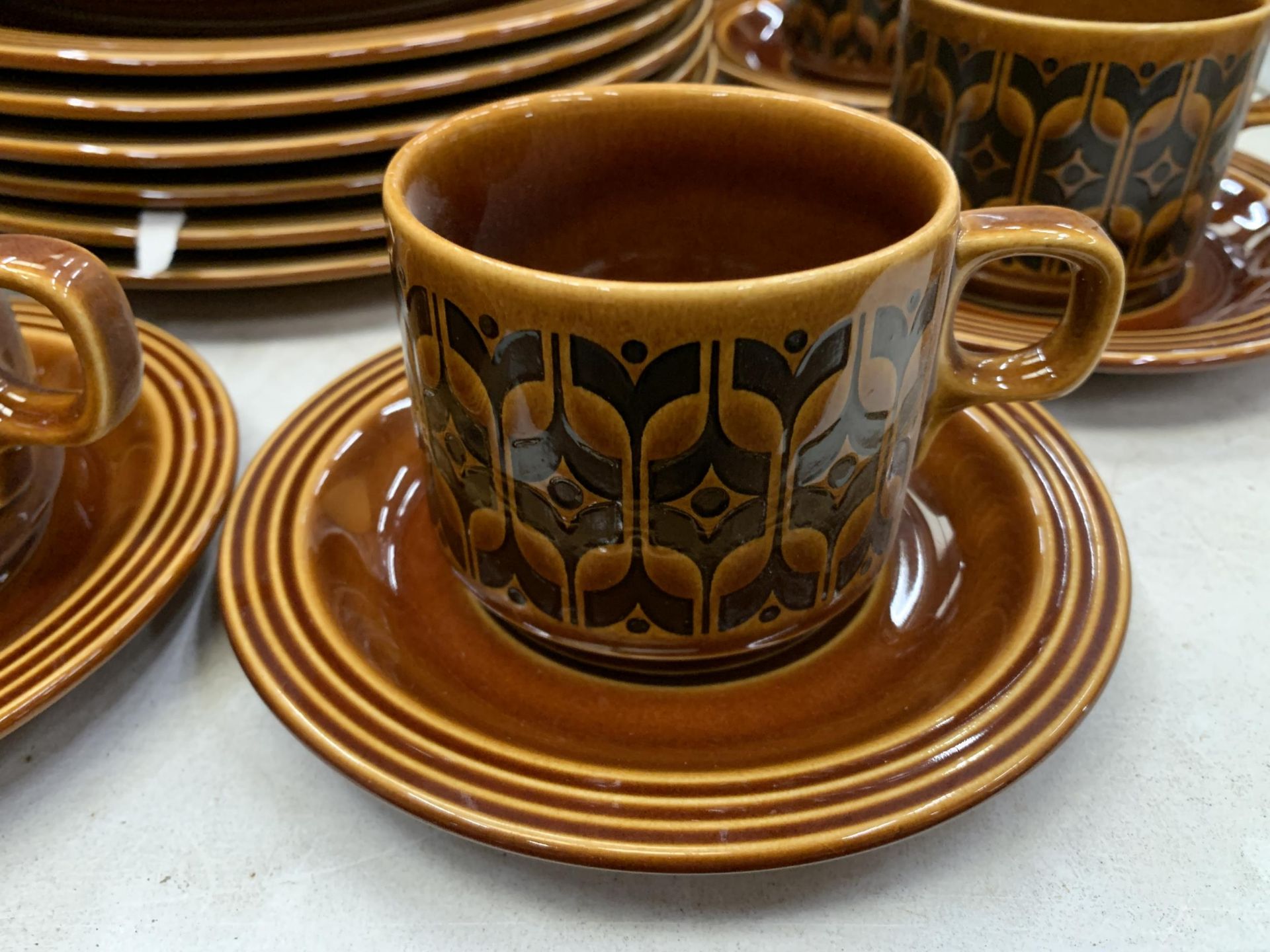 SIXTY PIECES OF VINTAGE HORNSEA POTTERY 'HEIRLOOM' TO INCLUDE VARIOUS SIZES OF PLATES, BOWLS, - Image 2 of 6