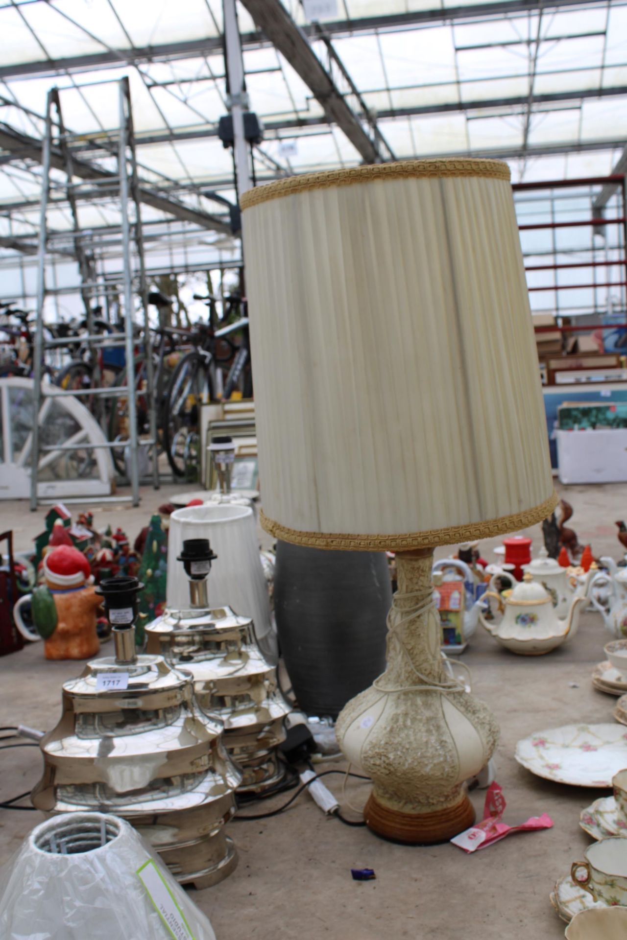 AN ASSORTMENT OF VARIOUS DECORATIVE TABLE LAMPS - Image 4 of 6
