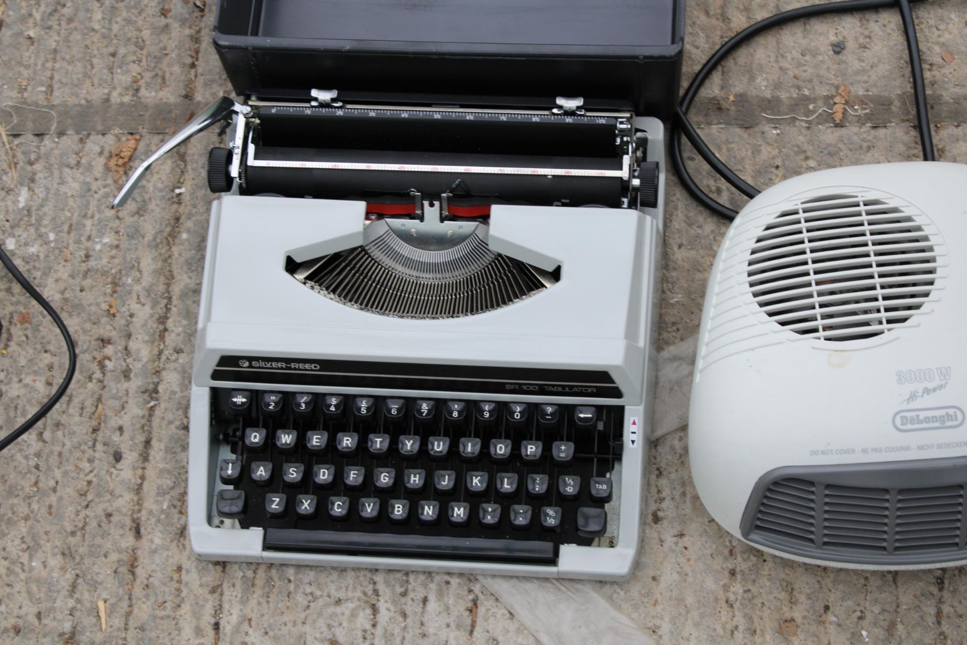 A TYPEWRITER AND A HEATER - Bild 2 aus 2