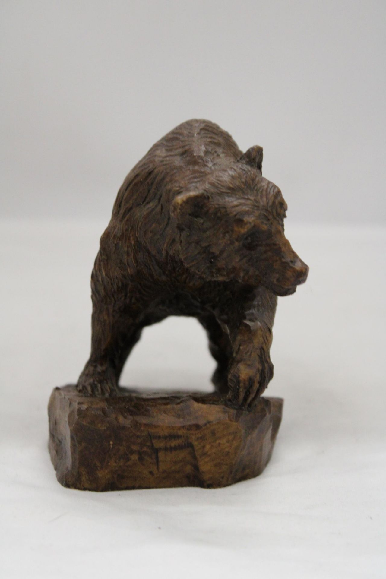 A HAND CARVED BEAR FIGURE, SIGNED, HEIGHT 12CM - Image 3 of 6