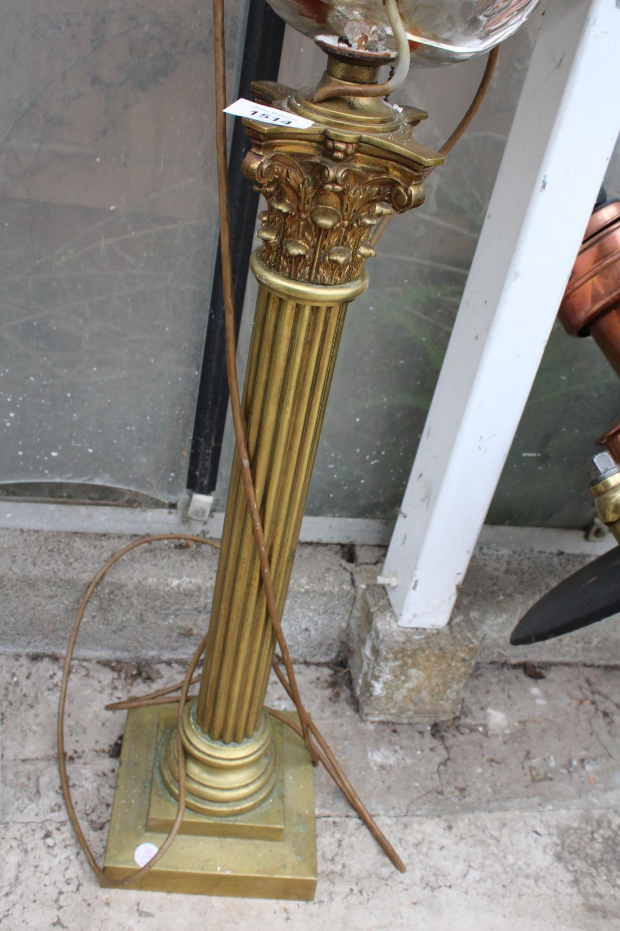 A VINTAGE HEAVY BRASS TABLE LAMP WITH SHADE (A/F) - Image 3 of 3