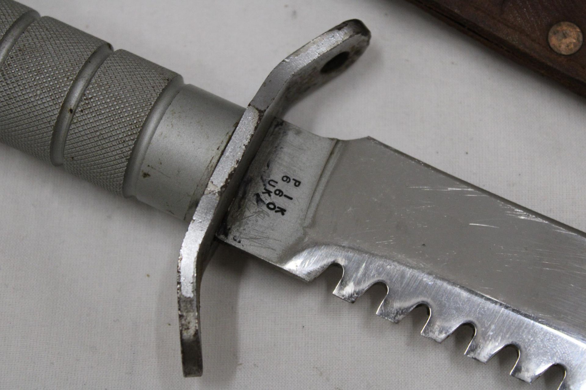 A RAMBO KNIFE IN A LEATHER SHEATH - Bild 4 aus 5