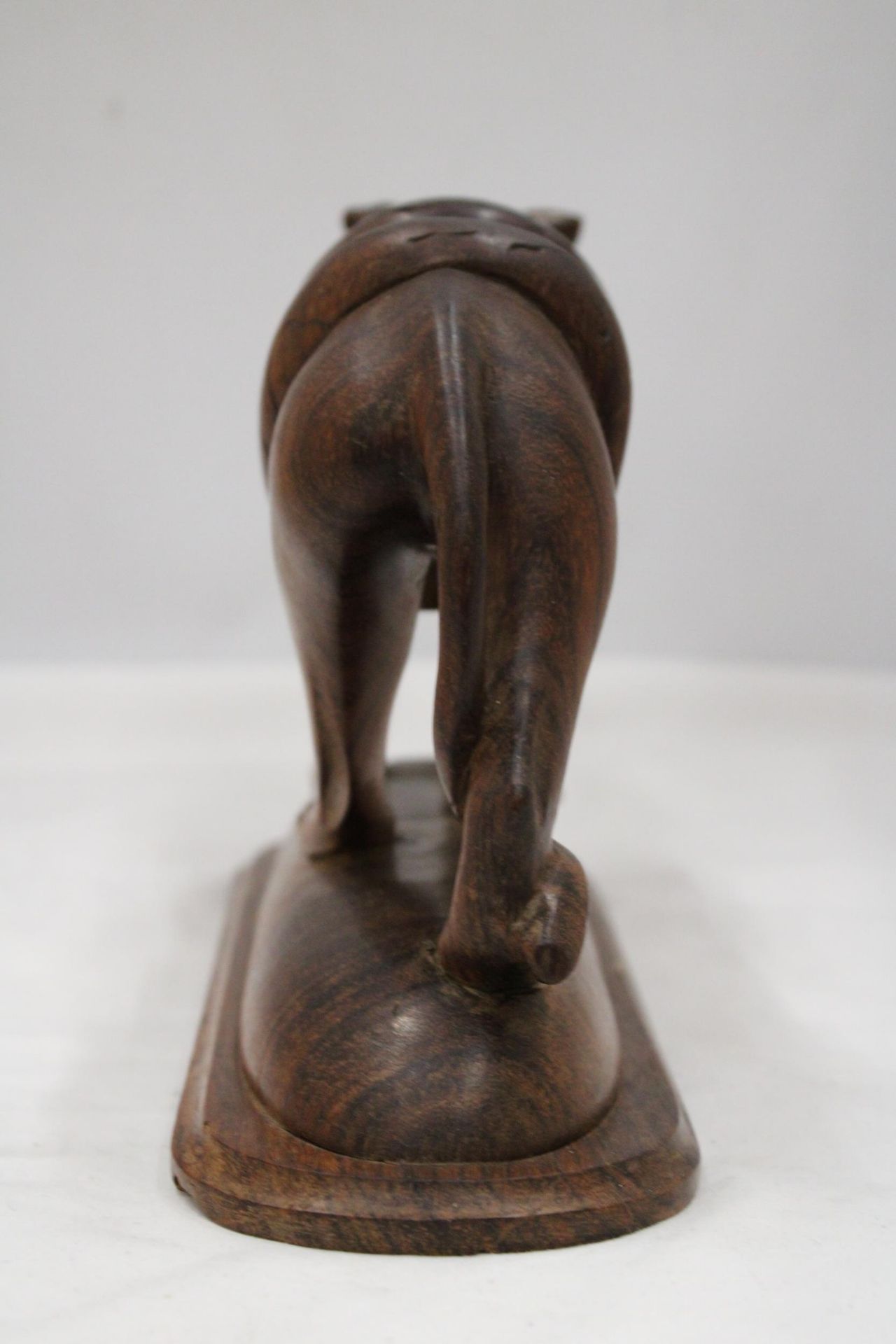 A CARVED WOODEN BIG CAT WITH A SNAKE, HEIGHT 17CM, LENGTH 28CM - Image 4 of 4