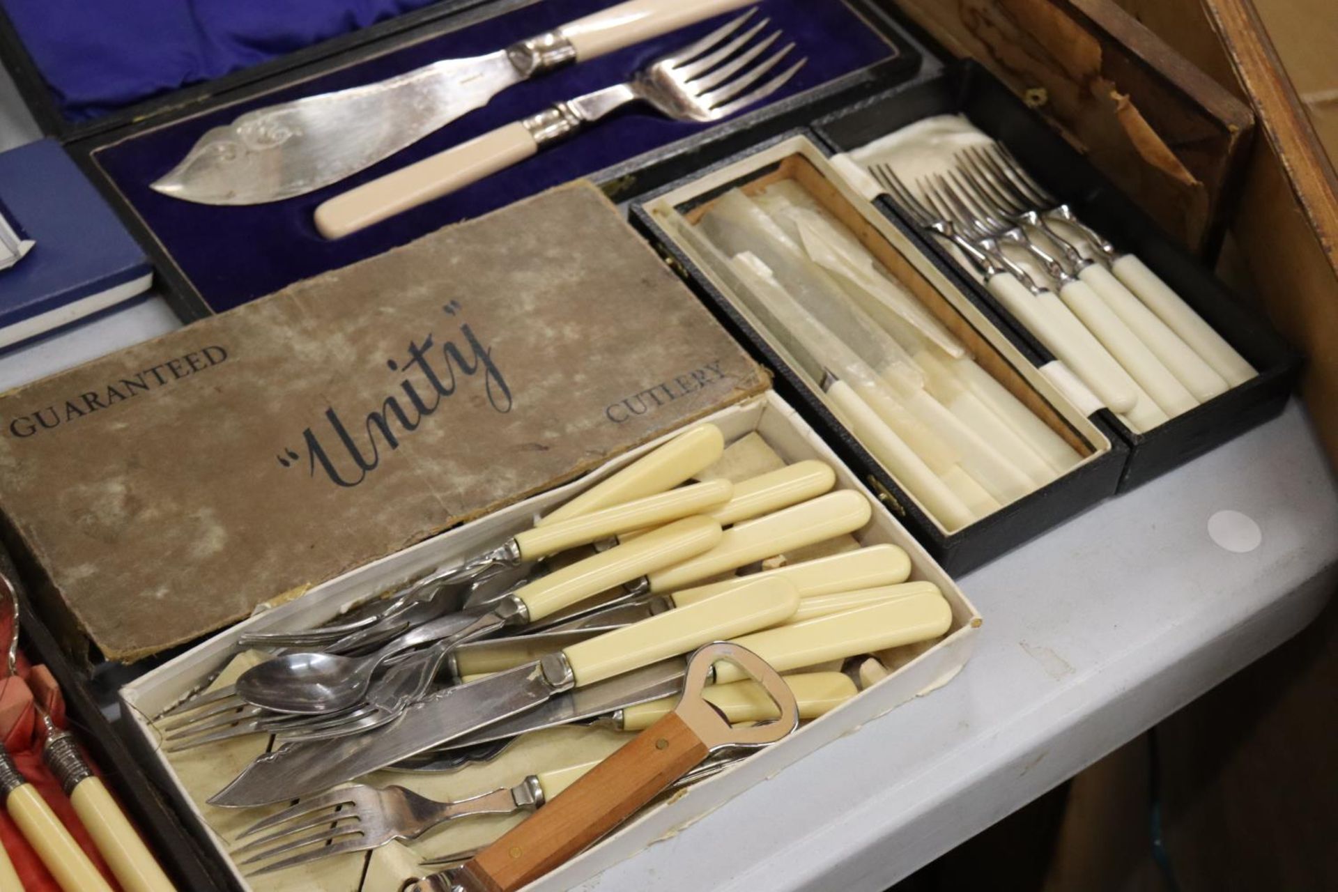 A LARGE QUANTITY OF BOXED FLATWARE TO INCLUDE A SERVING SET - Image 3 of 5