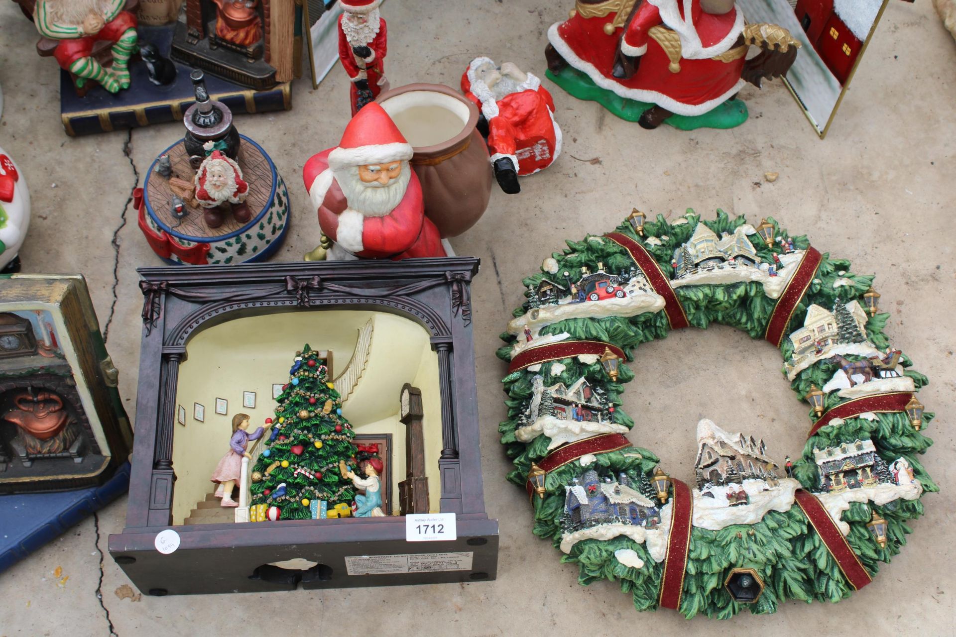 AN ASSORTMENT OF CHRISTMAS ITEMS TO INCLUDE A NATIVITY FIRE SCREEN, SANTA FIGURES AND ORNAMENTS ETC - Image 5 of 5