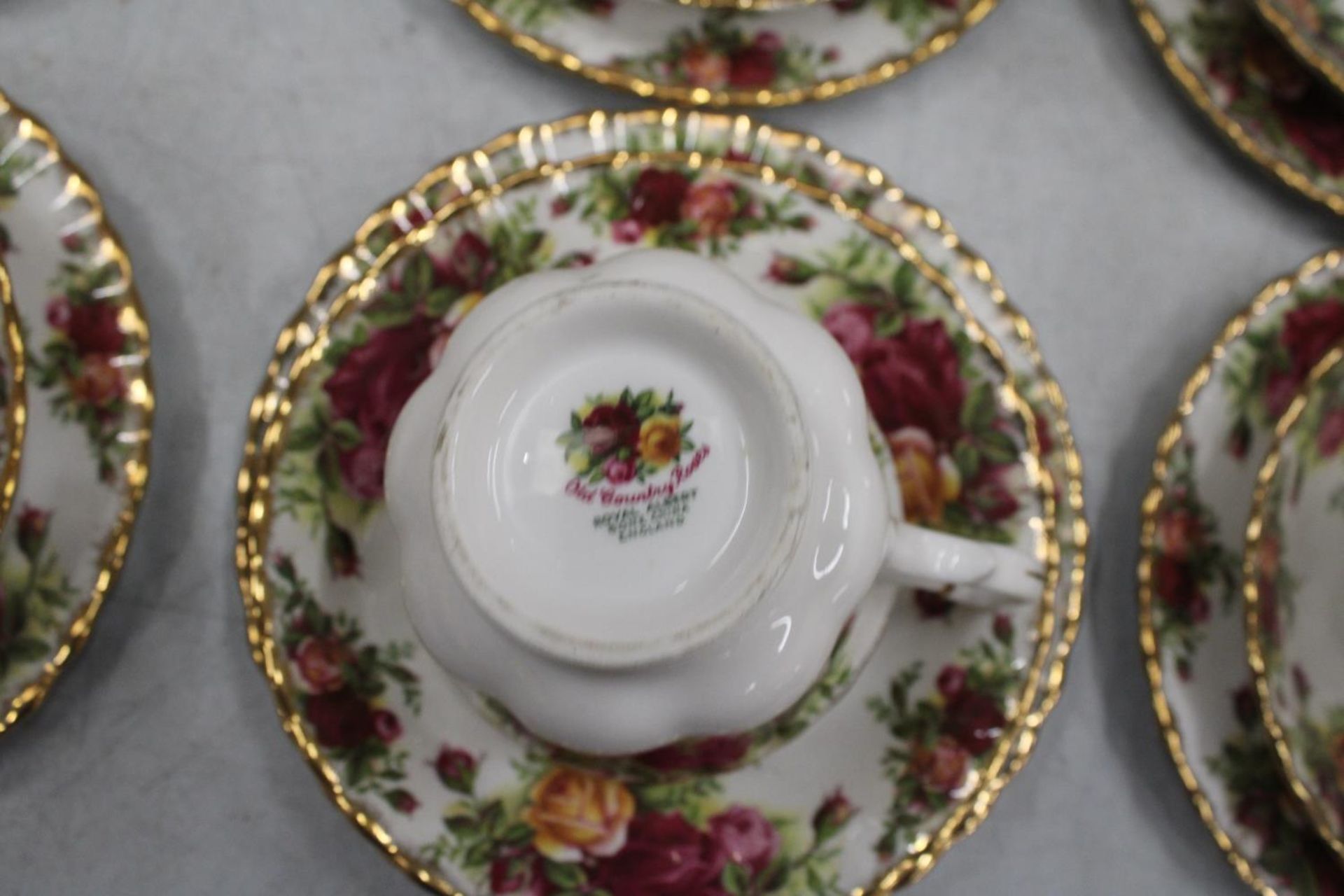 TWENTY TWO PIECES OF ROYAL ALBERT OLD COUNTRY ROSES TO INCLUDE TRIOS, CAKE PLATE, SUGAR, MILK AND - Bild 5 aus 5