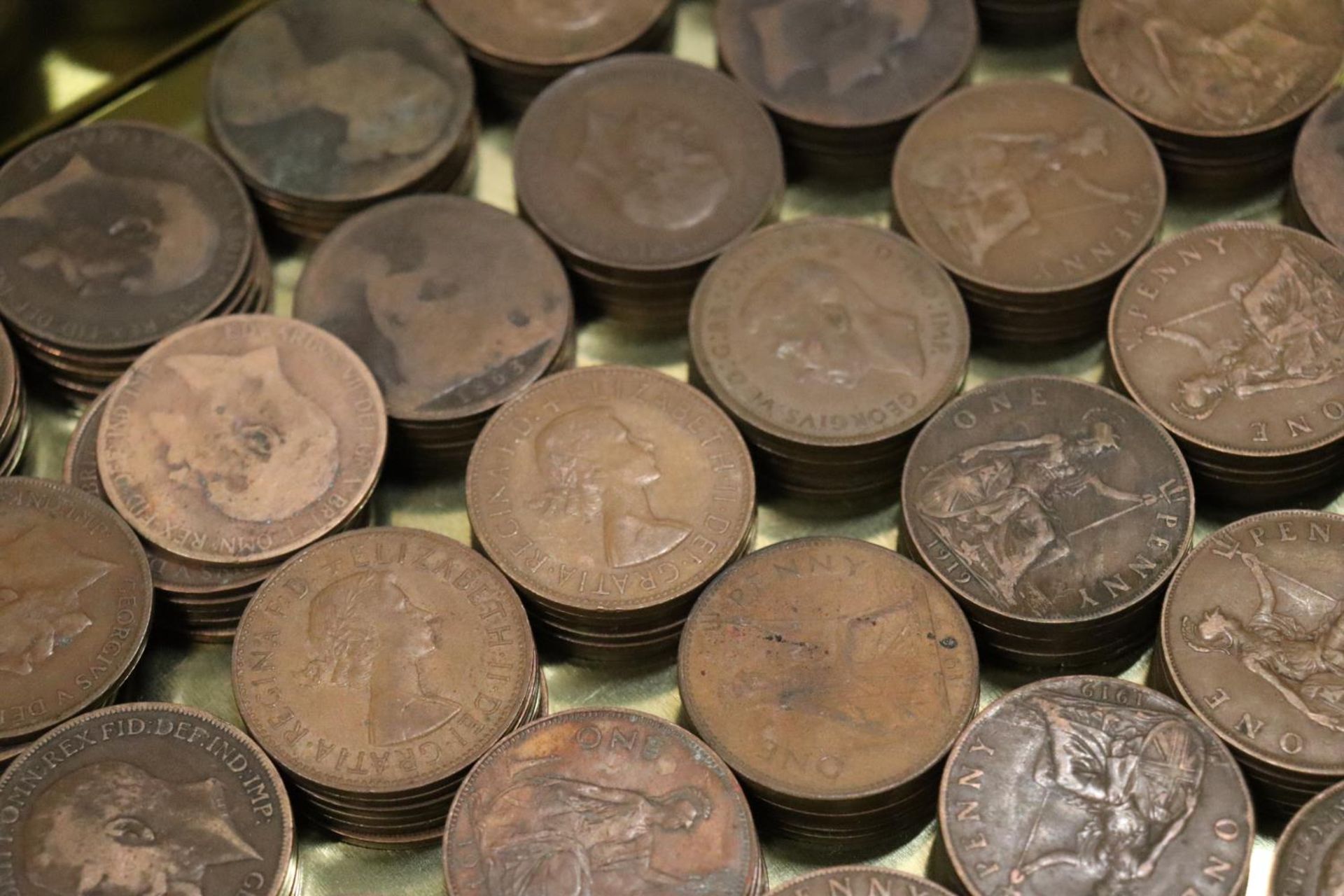 APPROXIMATELY 530 PRE-DECIMAL BRITISH ONE PENNY COINS DATING FROM 1861 TO THE 1960'S - Bild 5 aus 5