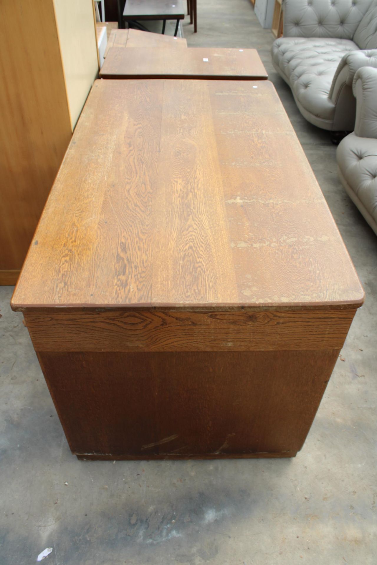 A MID TWENTIETH CENTURY OAK TWIN PEDESTAL DESK ENCLOSING SEVEN DRAWERS WITH BRASS HANDLES, 56" X - Image 3 of 4