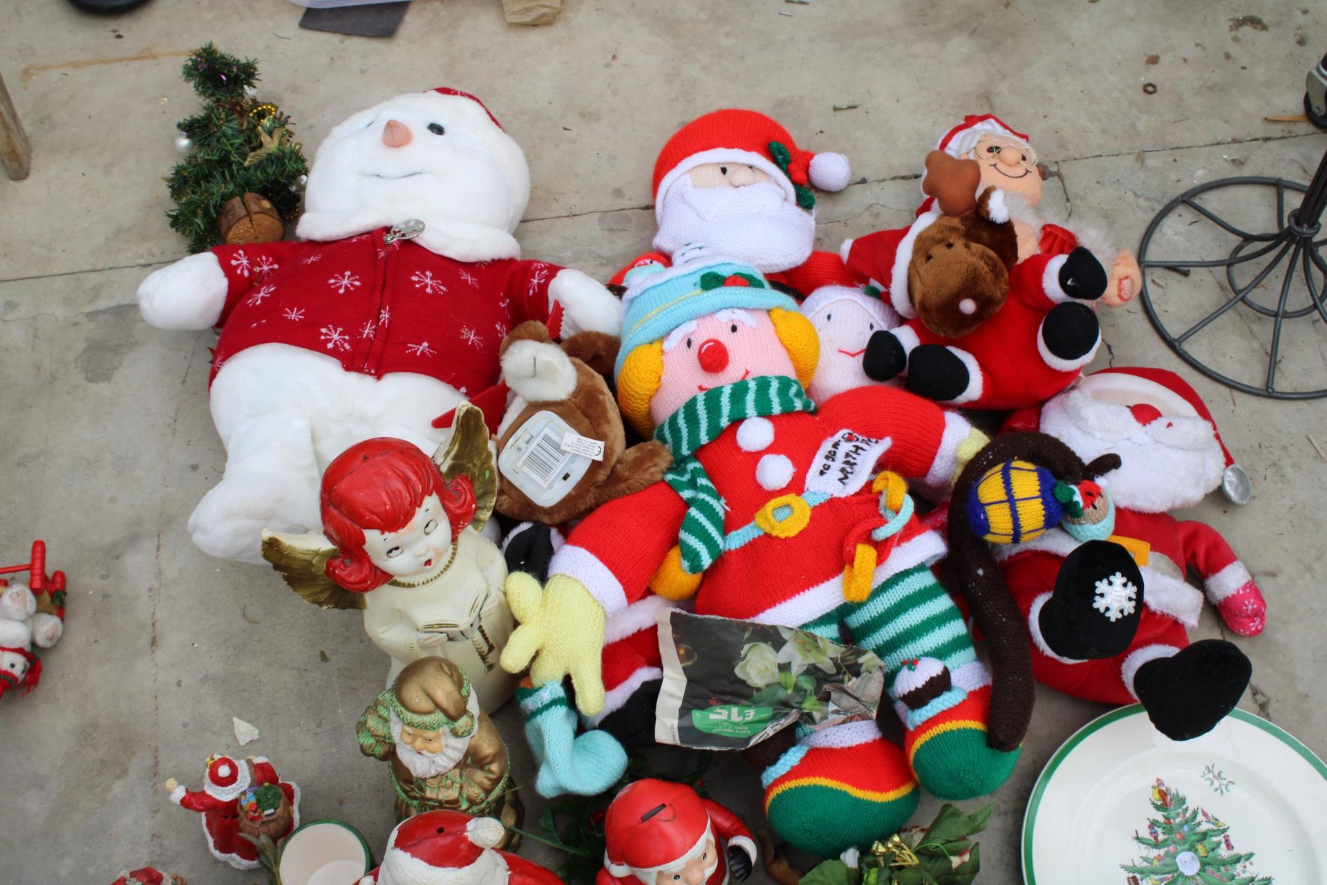 A LARGE ASSORTMENT OF CHRISTMAS ITEMS TO INCLUDE TEDDIES, FIGURES AND PLATES ETC - Image 2 of 3