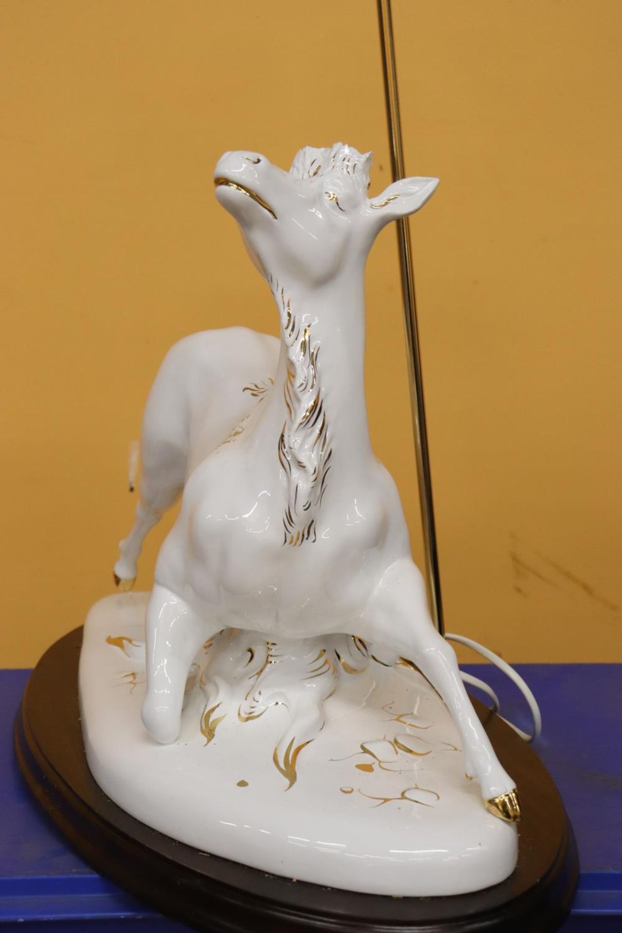 A LARGE CERAMIC WHITE AND GILT BULL TABLE LAMP - Image 3 of 5