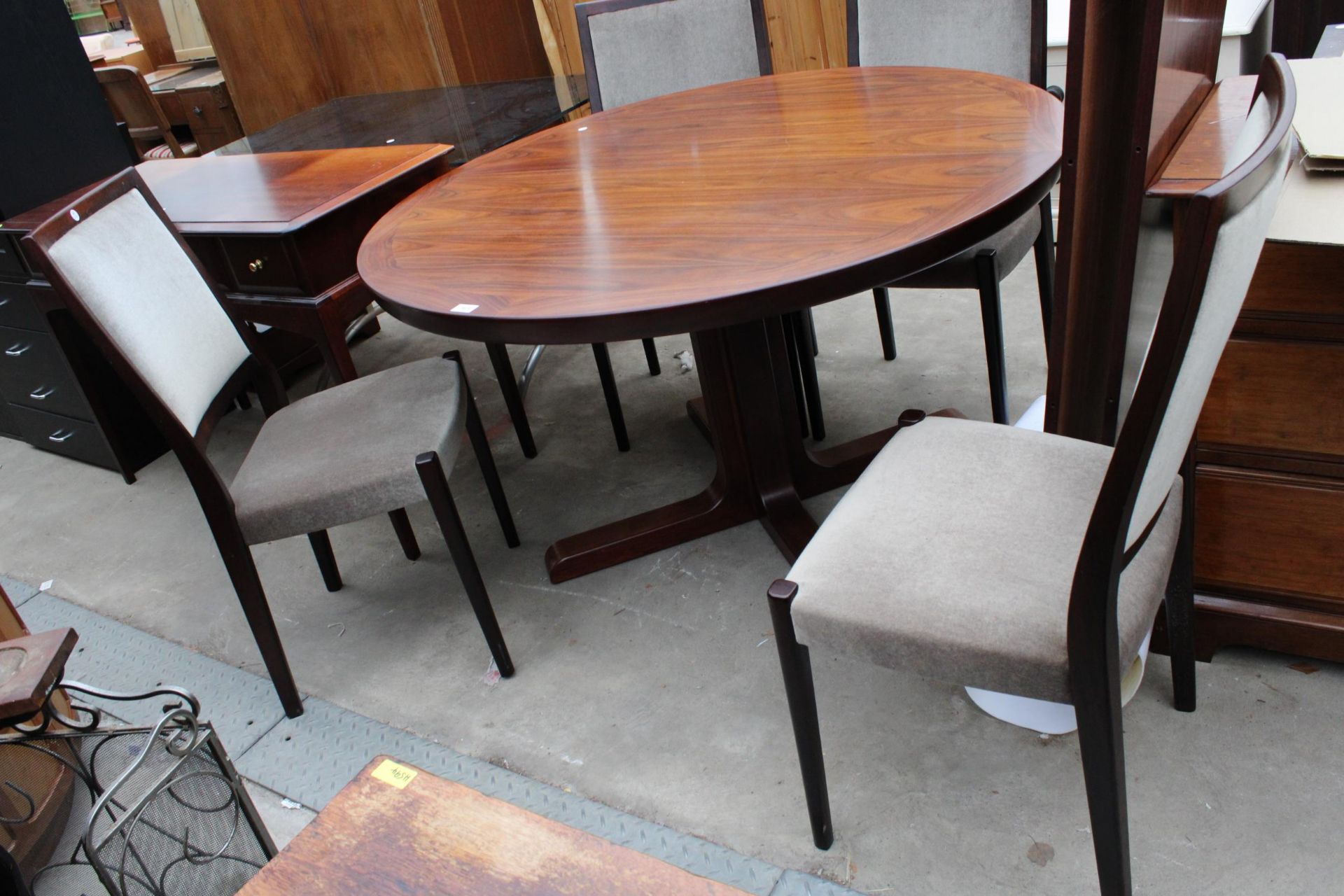 A RETRO HARDWOOD 49" DIAMETER EXTENDING DINING TABLE WITH TWO LEAVES (20" EACH) AND FOUR DINING - Bild 3 aus 7