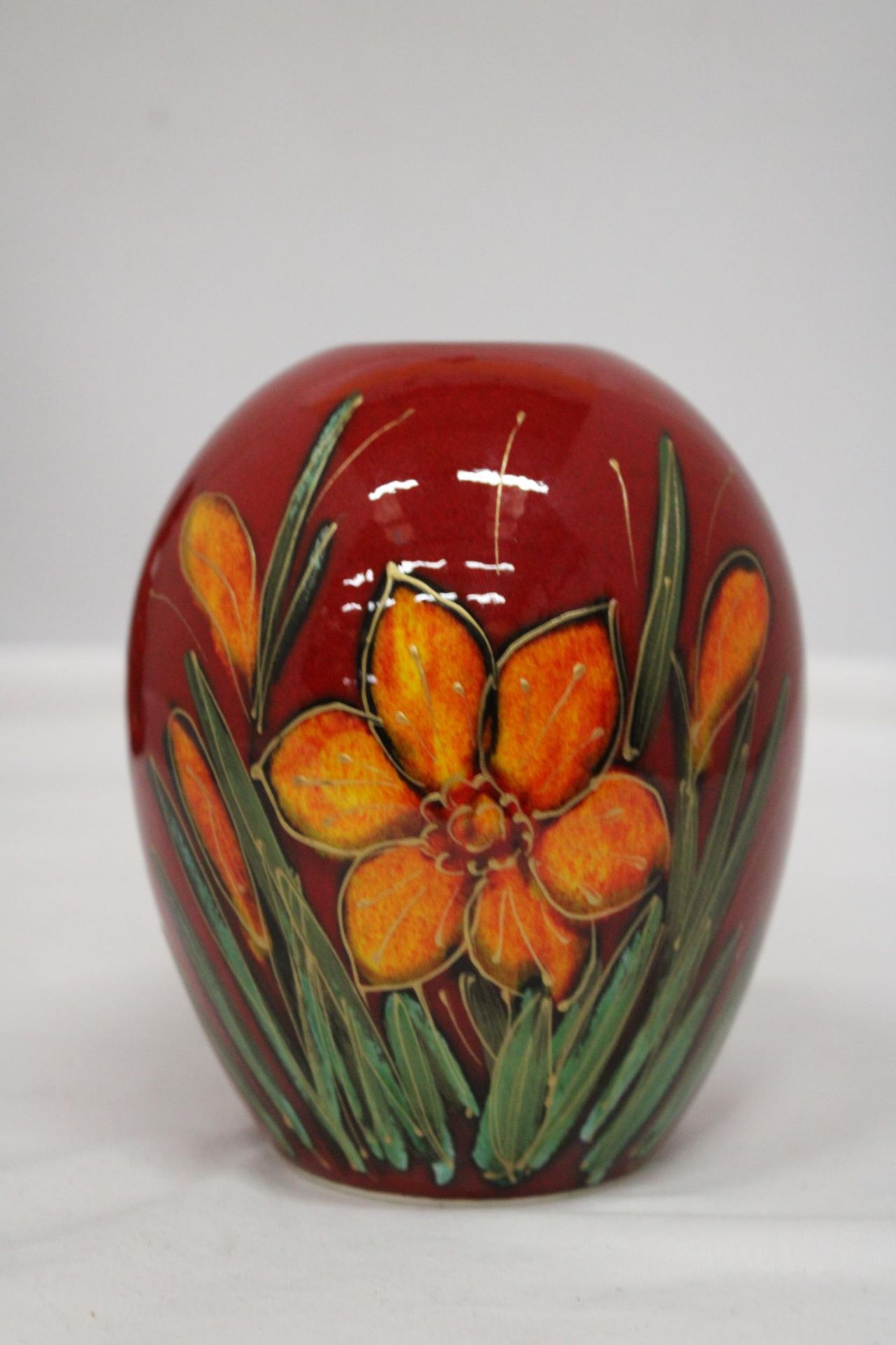 AN ANITA HARRIS DAFFODIL VASE (SIGNED IN GOLD) - Image 2 of 6