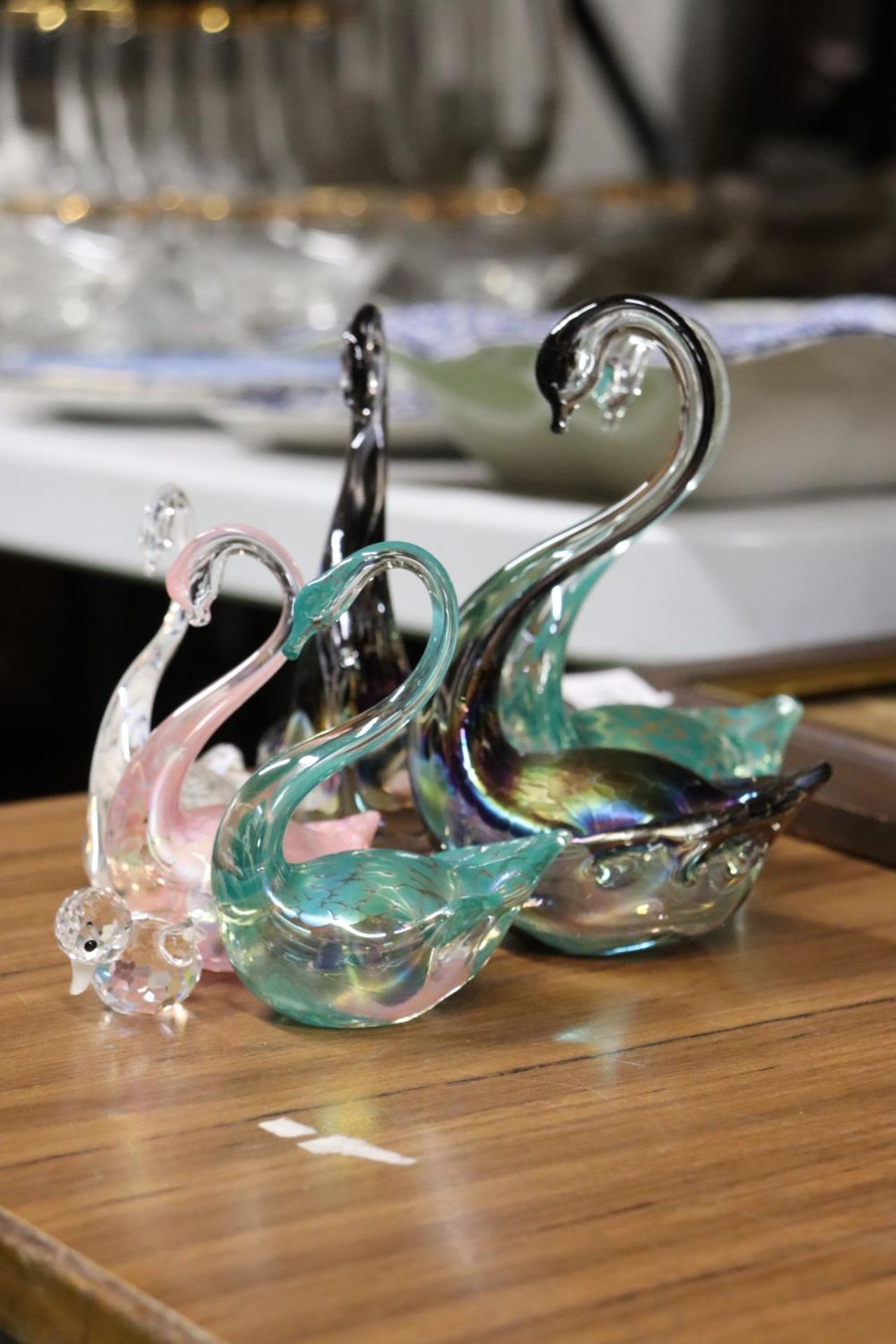A QUANTITY OF HERON GLASS SWANS - Image 3 of 5