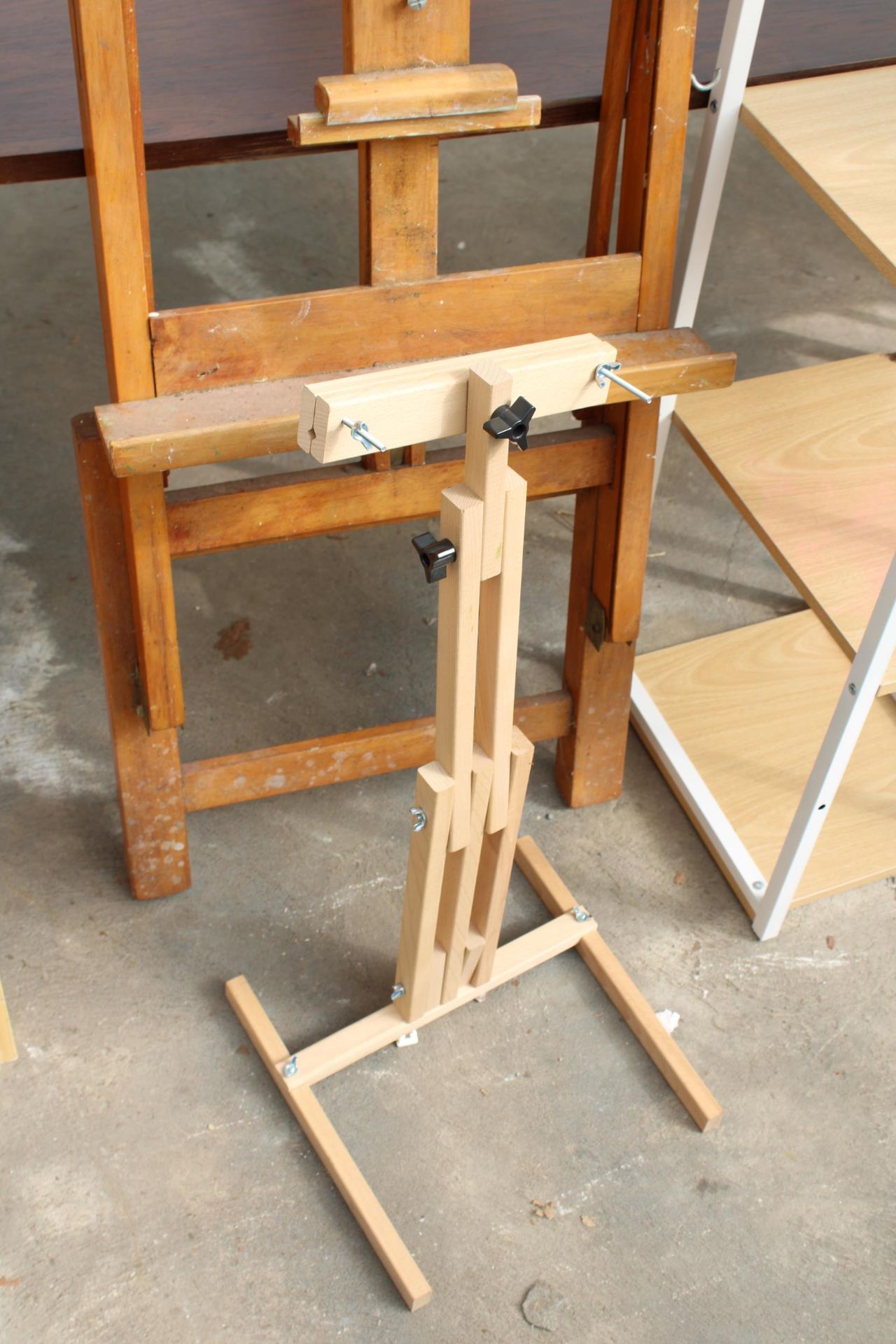 TWO MODERN EASELS - Bild 2 aus 3