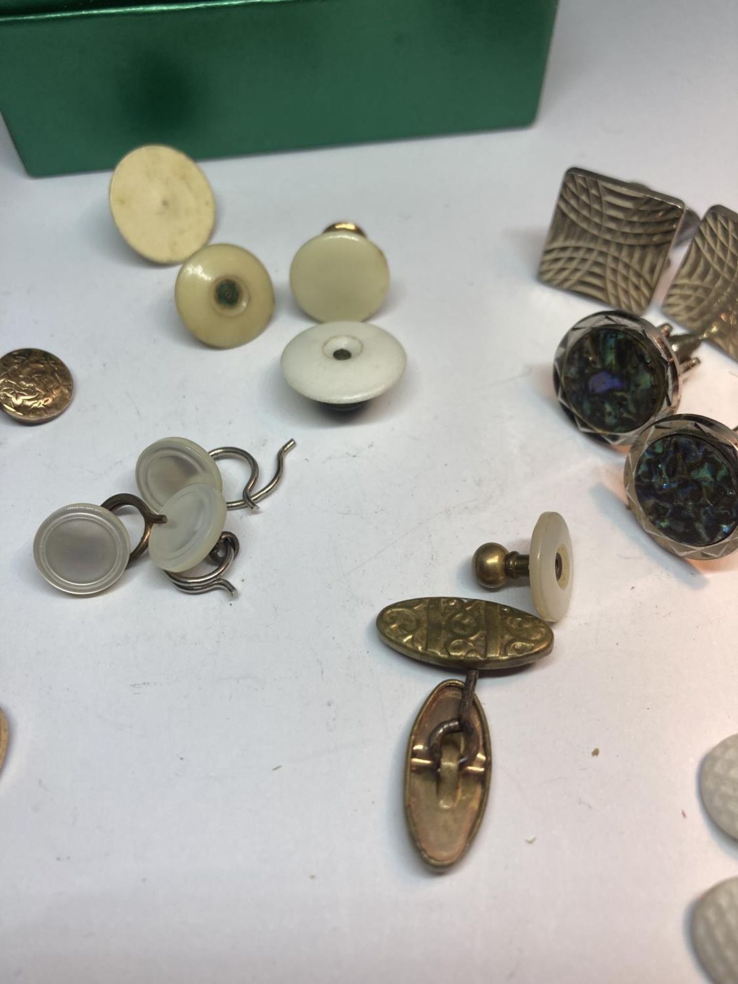 A QUANTITY OF VINTAGE CUFFLINKS AND STUDS - Bild 3 aus 4