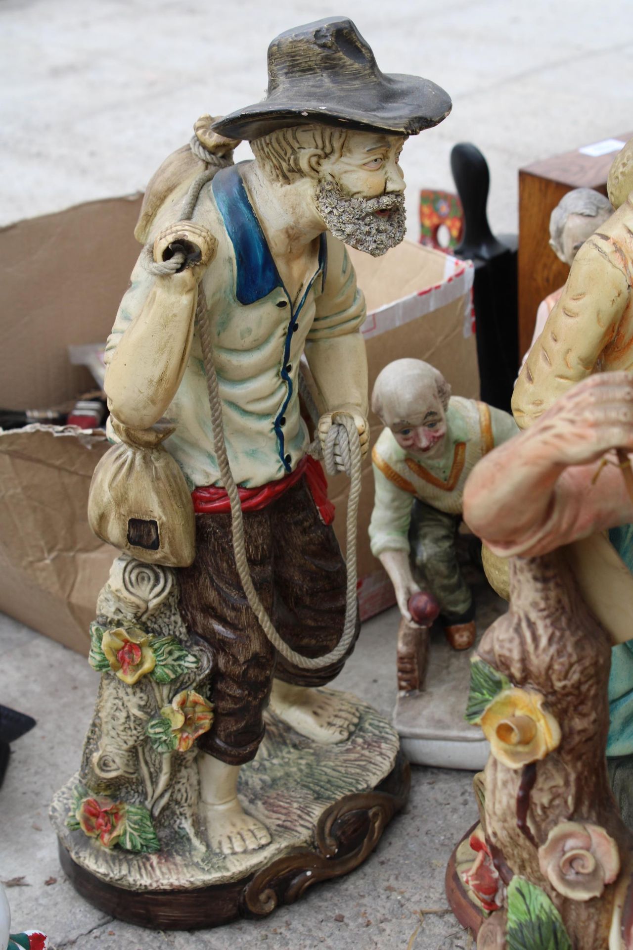 A LARGE ASSORTMENT OF VARIOUS CERAMIC FIGURES - Image 5 of 8