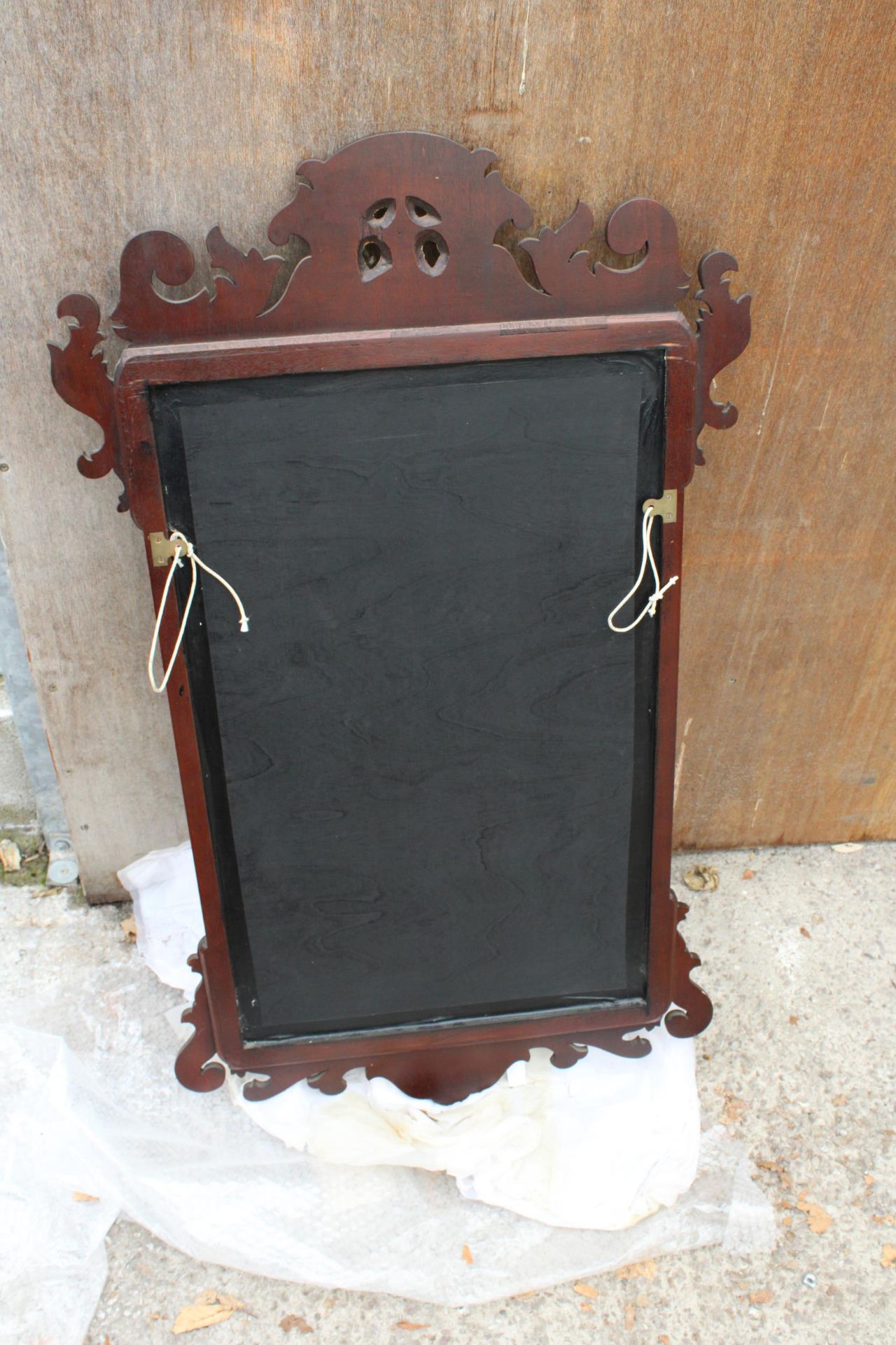 A 19TH CENTURY STYLE MAHOGANY WALL MIRROR WITH GOLD COLOURED EAGLE CARVING 41" X 24" - Image 4 of 4