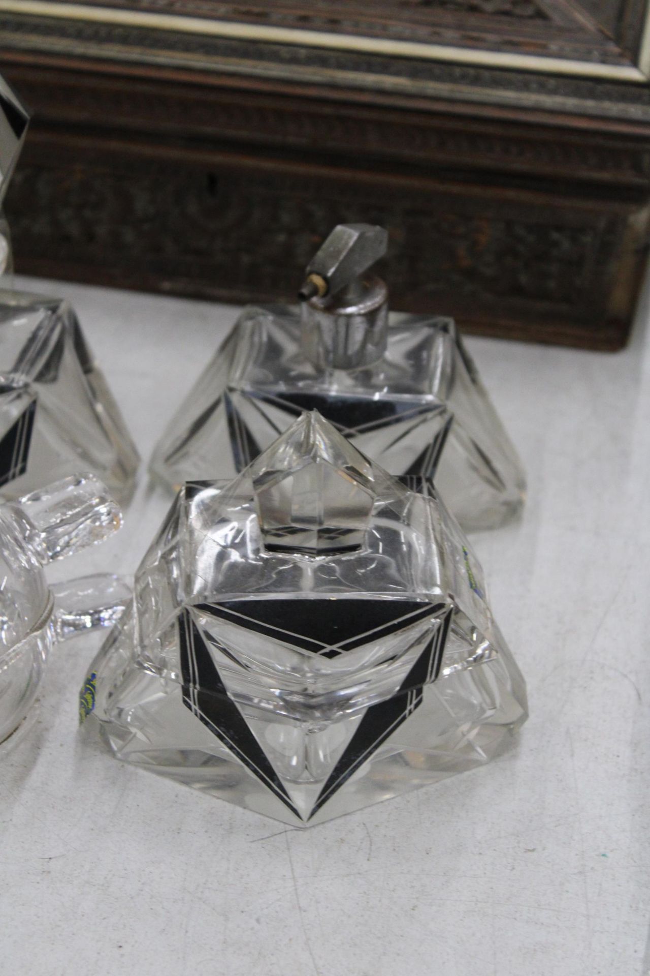 THREE ART DECO STYLE GLASS ITEMS TO INCLUDE SCENT BOTTLES, PLUS A VICTORIAN GLASS FLASK OF BELLOWS - Image 2 of 5