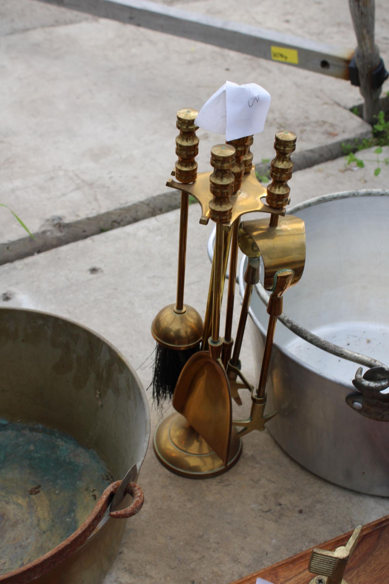 AN ASSORTMENT OF VINTAGE ITEMS TO INCLUDE THREE GRADUATEDWOODEN TRAYS, A BRASS JAM PAN AND A BRASS - Image 2 of 4