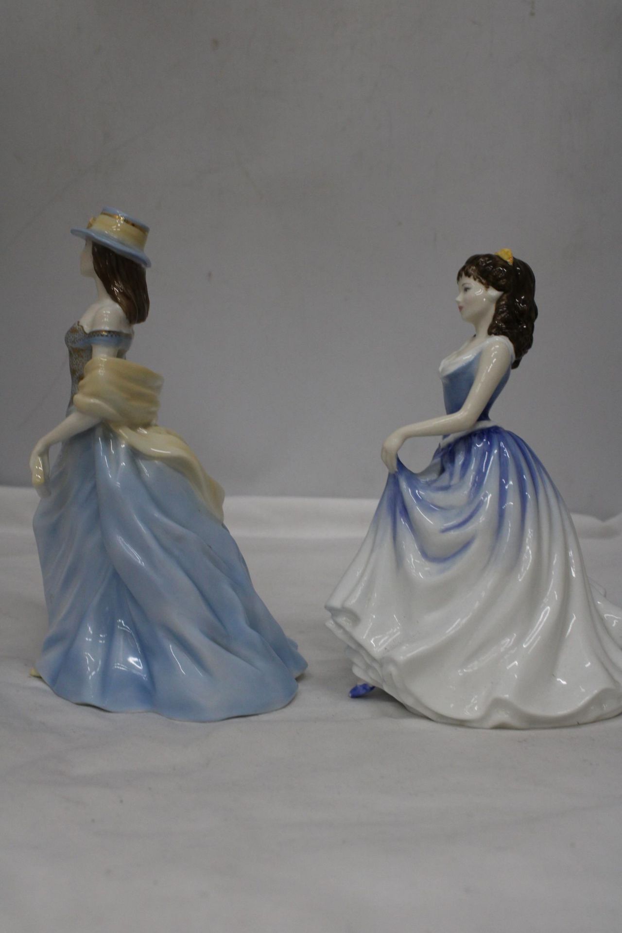 A ROYAL DOULTON FIGURE "MICHELLE" HN 4158 AND A ROYAL WOICESTER FIGURE "LOUISE" - Image 3 of 7