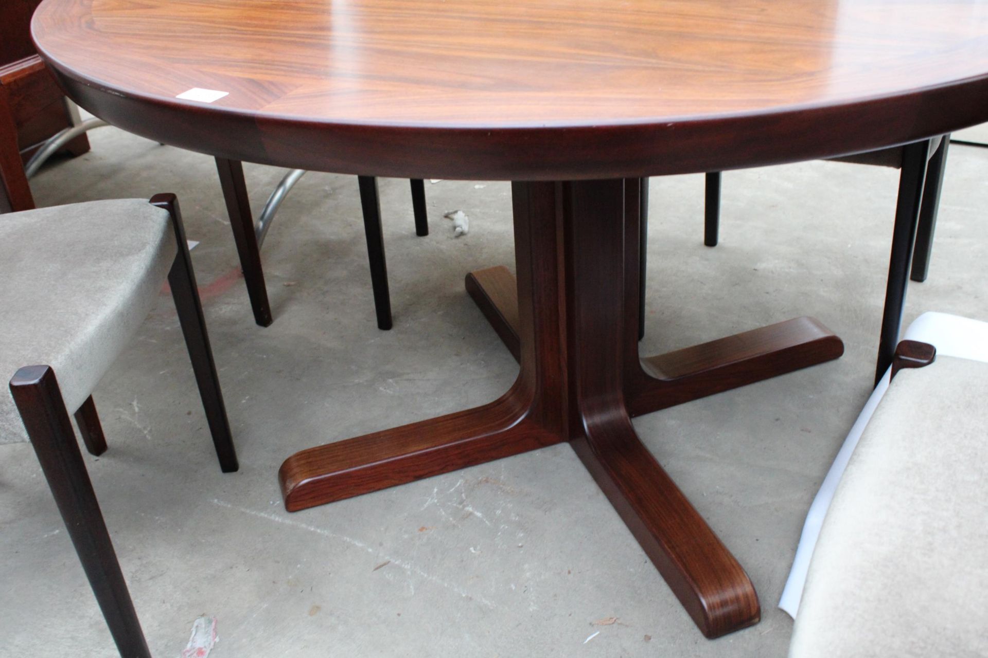 A RETRO HARDWOOD 49" DIAMETER EXTENDING DINING TABLE WITH TWO LEAVES (20" EACH) AND FOUR DINING - Bild 7 aus 7