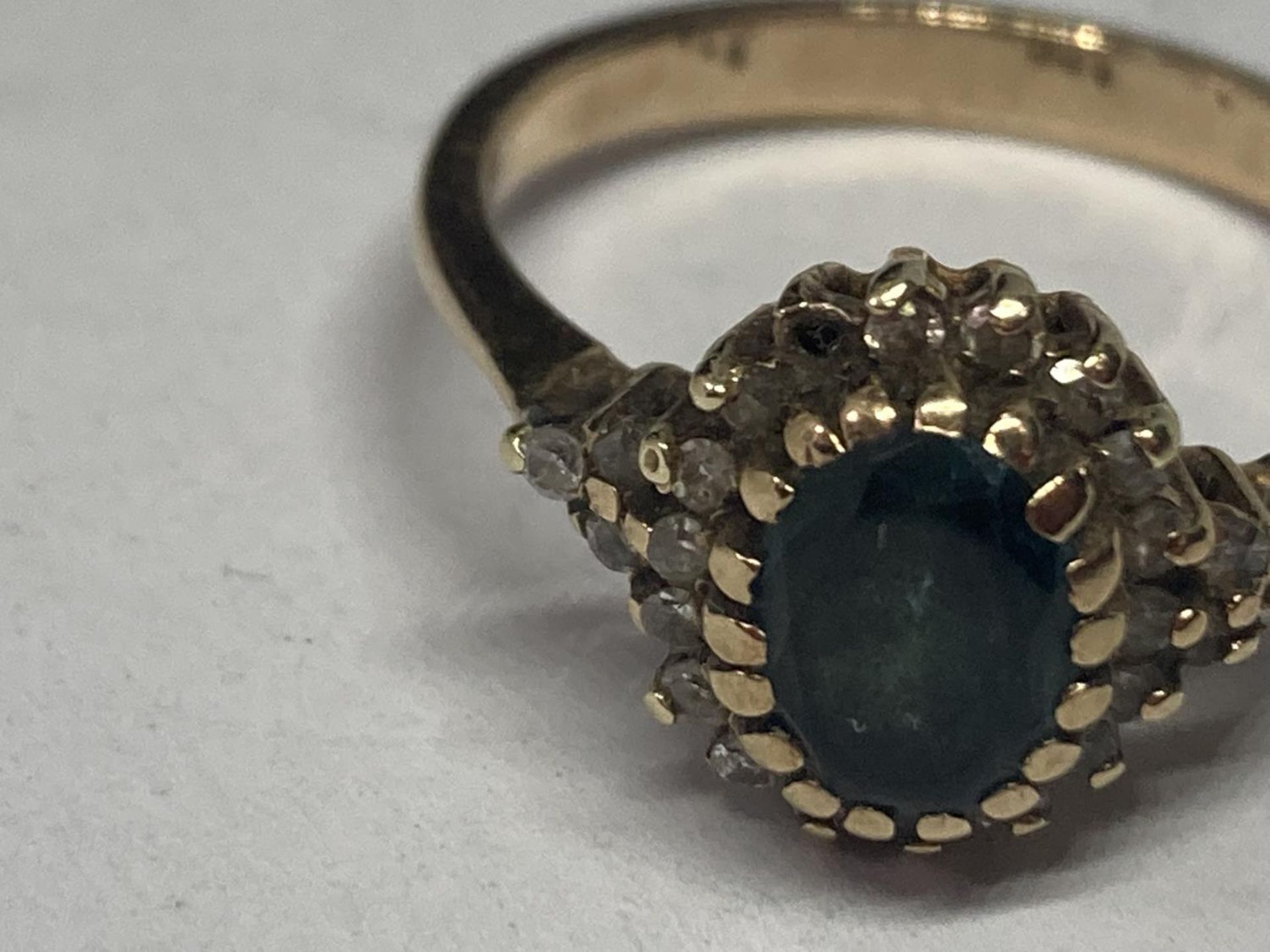 A 9 CARAT GOLD RING WITH TOPAZ SURROUNDED BY DIAMONDS ALSO ON THE SHOULDERS SIZE R/S GROSS WEIGHT - Bild 4 aus 4