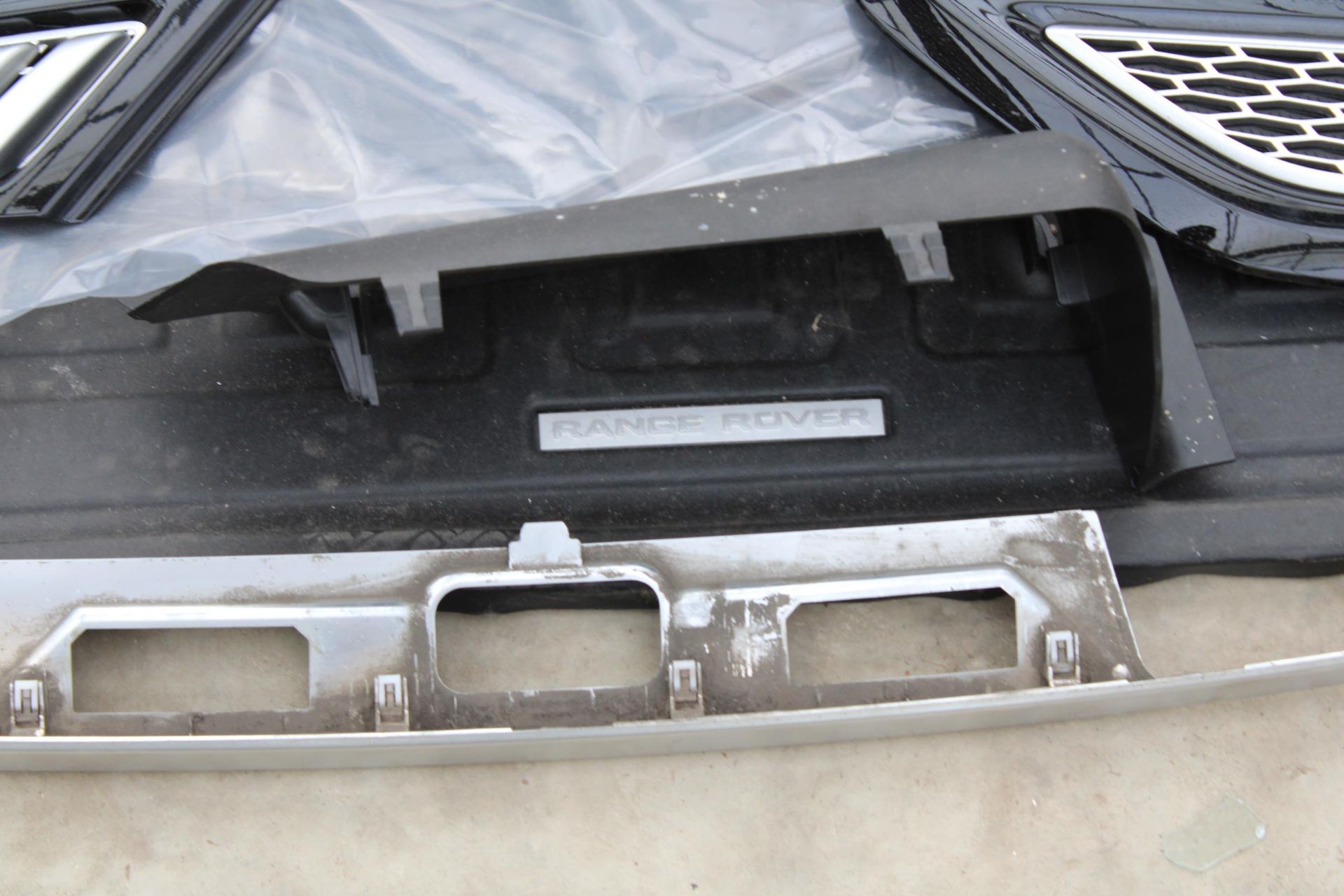 AN ASSORTMENT OF LAND ROVER CAR SPARES TO INCLUDE GRILLS AND A BOOT LINER ETC - Image 4 of 6