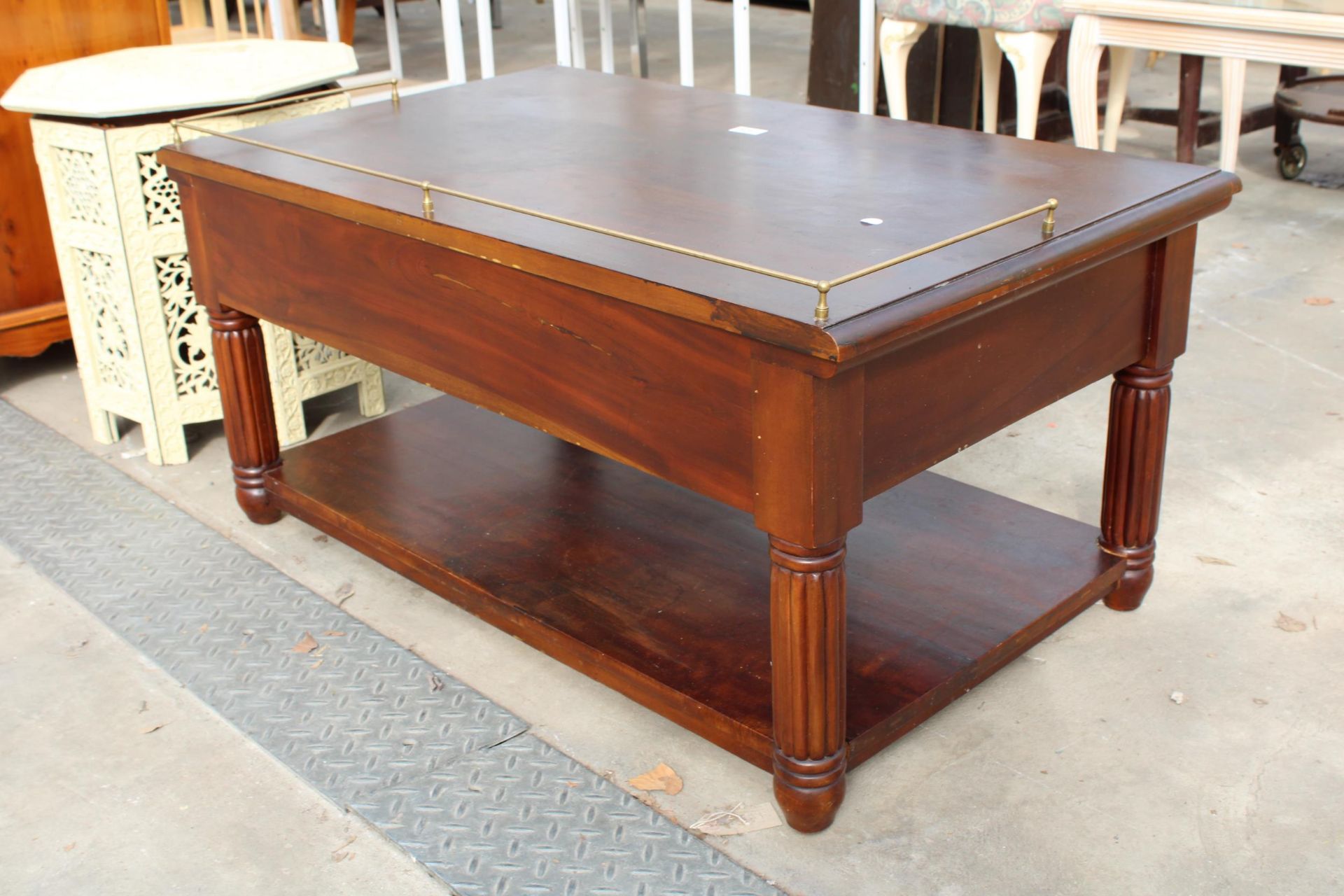 A MODERN HARDWOOD LOW SIDE TABLE WITH TWO DRAWERS AND BRASS GALLERY, 39" WIDE - Image 4 of 4
