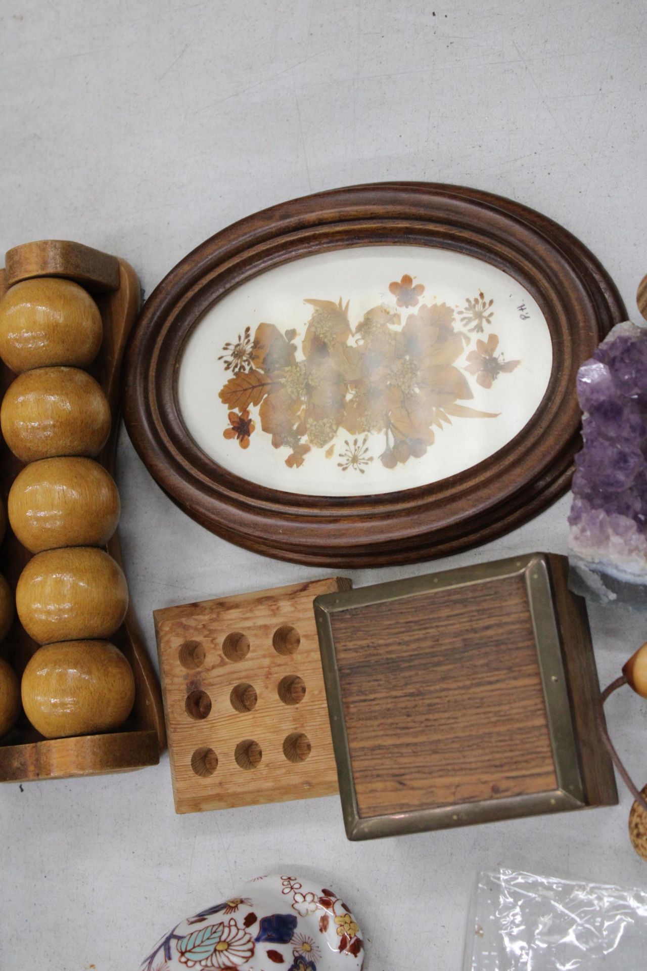 A QUANTITY OF ITEMS TO INCLUDE TREEN BOWLS, SMALL LIDDEDPOTS, MINIATURE ANIMALS, A TERRECOTTA BULL - Image 6 of 7