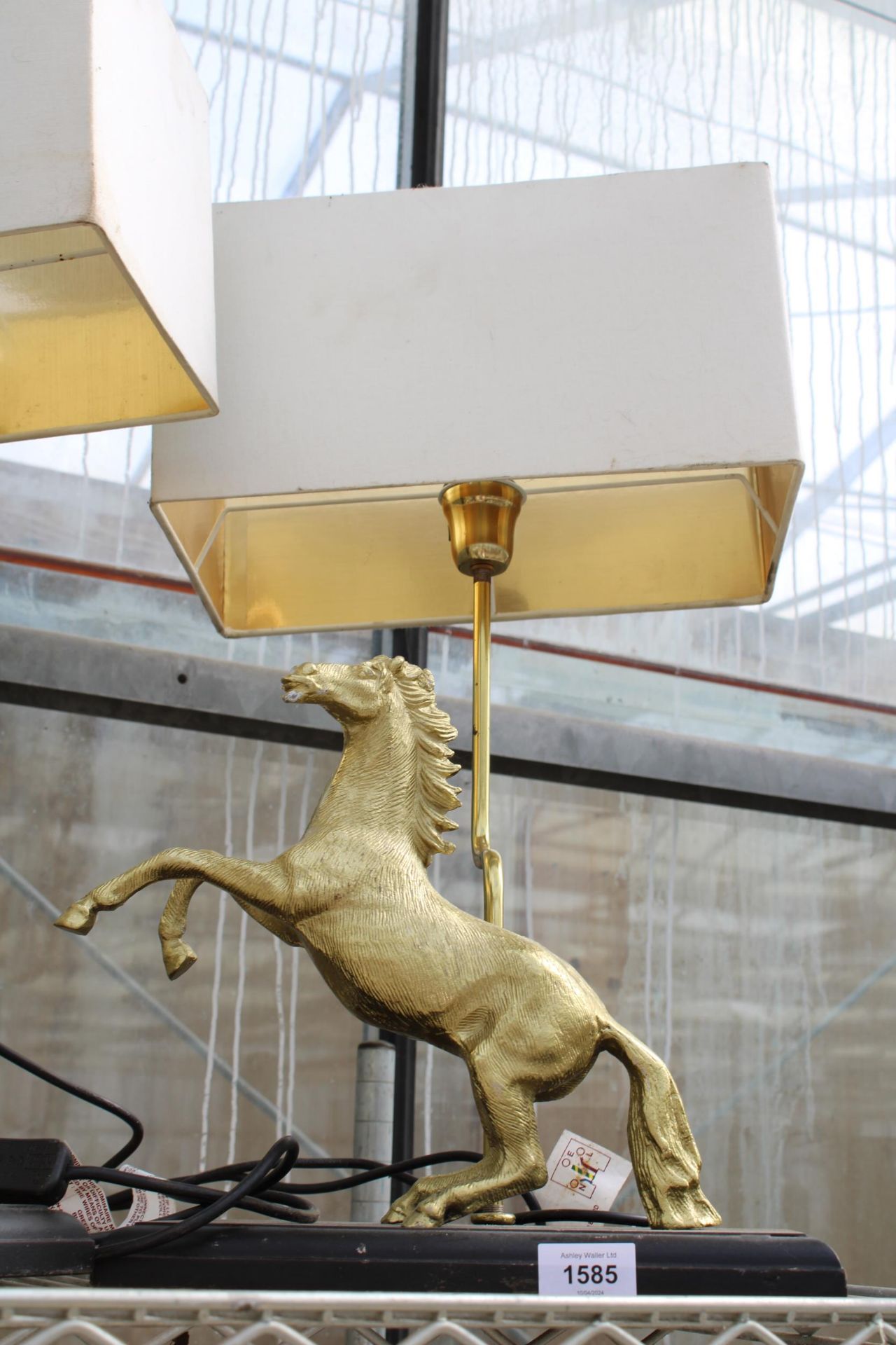 A PAIR OF DECORATIVE TABLE LAMPS WITH BRASS HORSE FIGURE DECORATION - Image 3 of 3