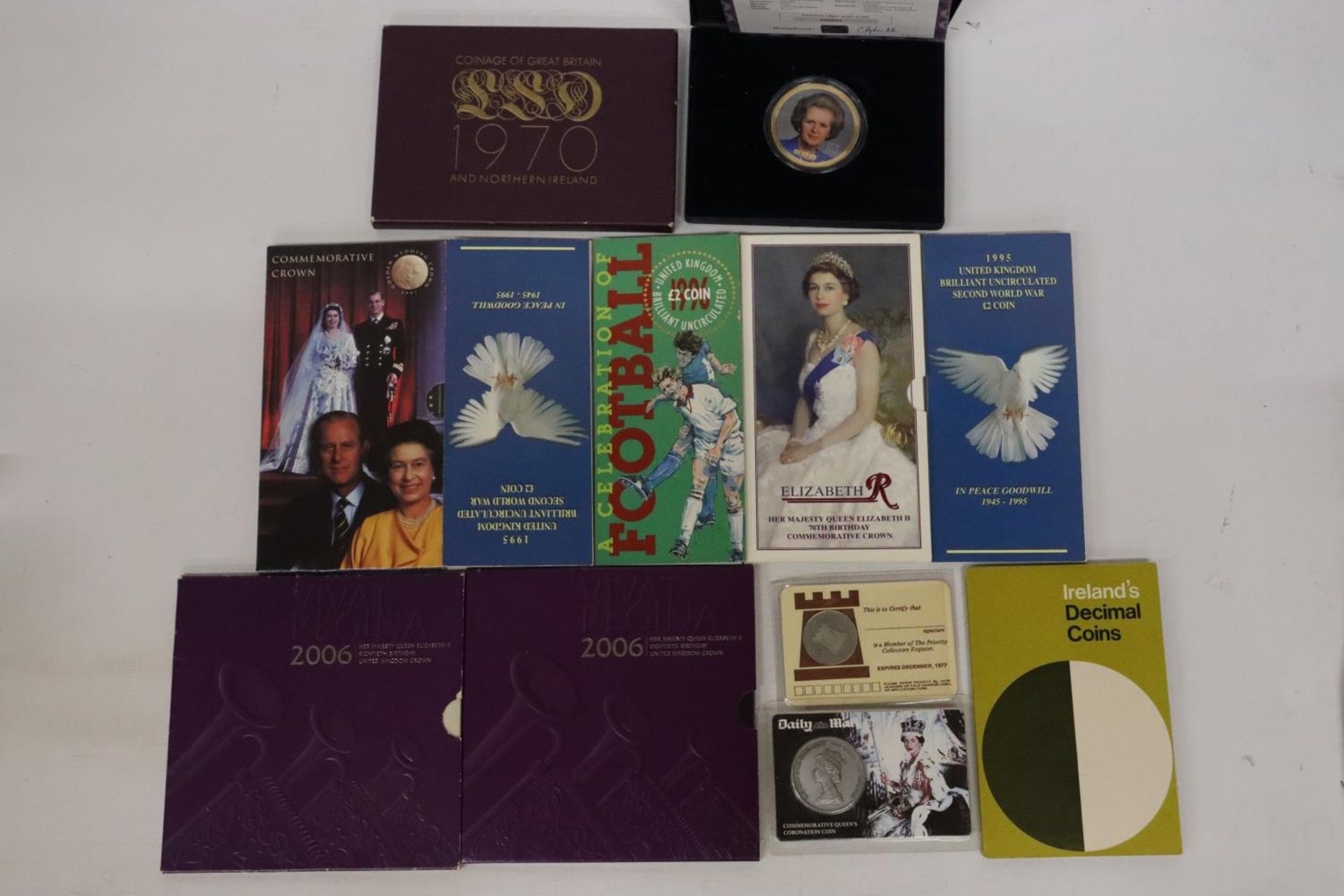 A SELECTION OF 7 UK COIN PACKS , 1 X 1970, 1 X ’71, PLUS BOXED MEDALLION OF MARGARET THATCHER - Bild 2 aus 7