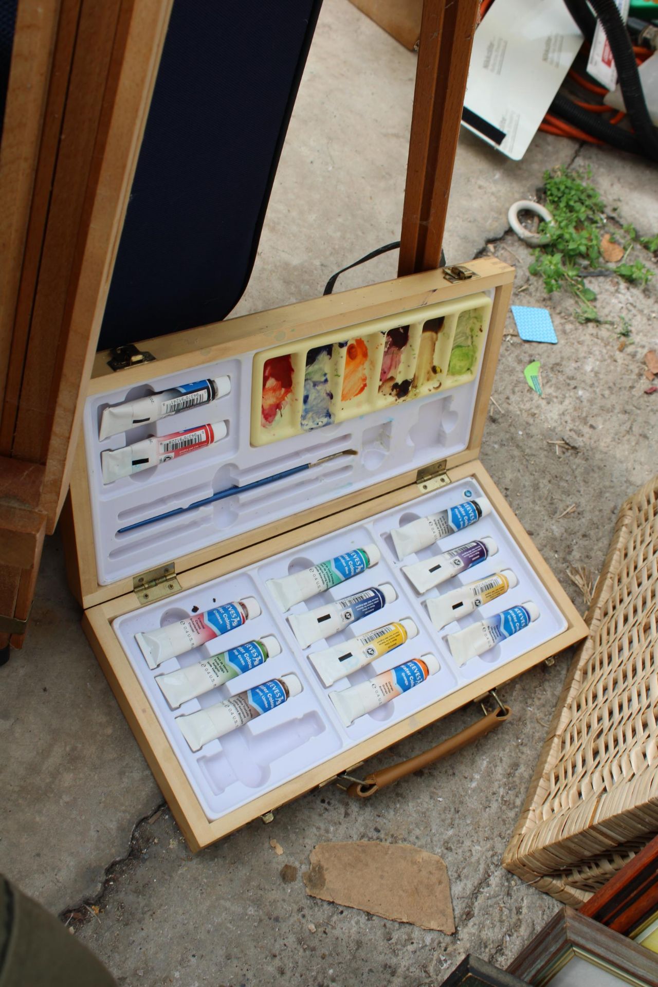 AN ASSORTMENT OF ARTISTS ITEMS TO INCLUDE EASELS AND PAINT BOXES ETC - Image 4 of 8