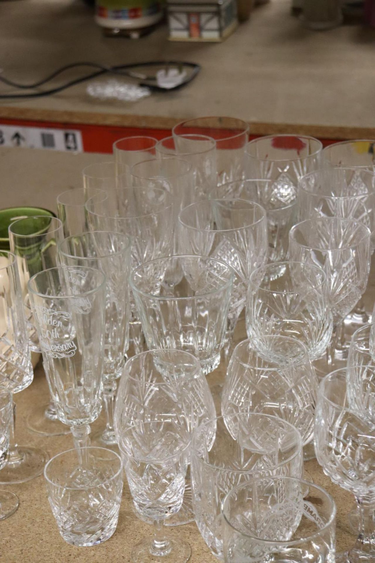 A QUANTITY OF CUT GLASS, GLASSES TO INCLUDE CHAMPAGNE FLUTES, WINE, BRANDY, SHERRY, ETC - Bild 3 aus 5