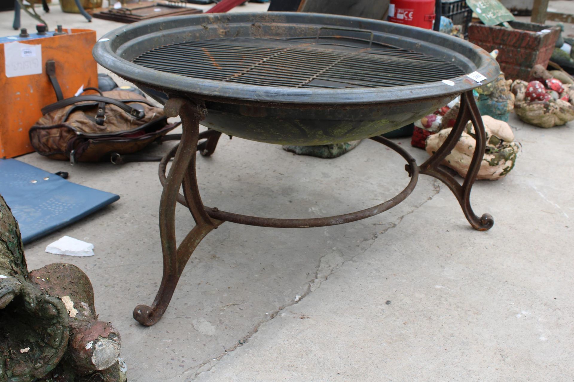 A CIRCUALR METAL FIRE PIT - Image 2 of 2